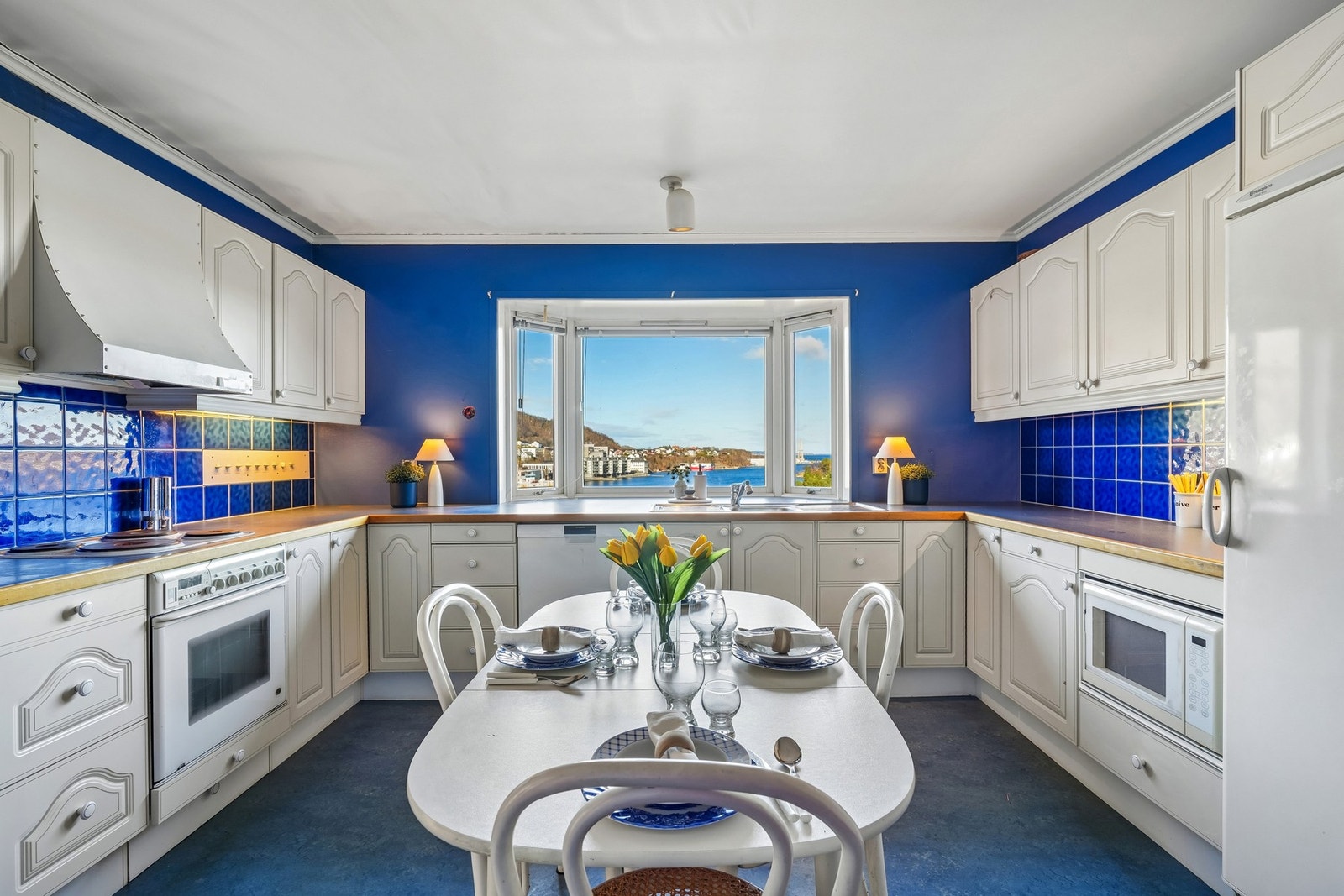 På kjøkkenet er det god plass til spisegruppe. Galleribilde