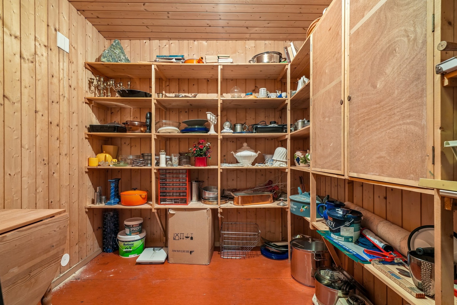 Det er godt med oppbevaringsplass i innvendige boder. Galleribilde