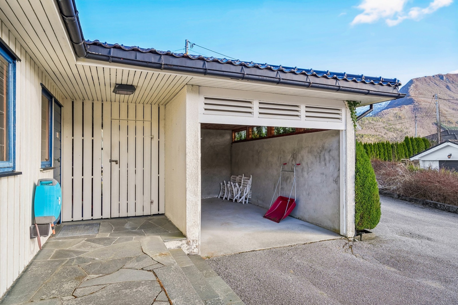 Enkel garasje og tilkomst til bod. Vannutkaster på vegg. Galleribilde