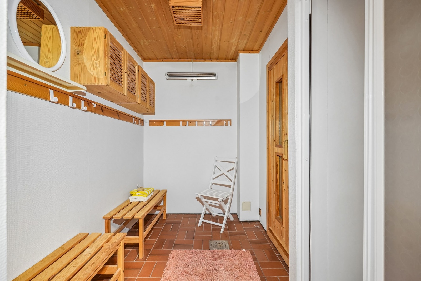 Bad underetasje med tilkomst til badstue. Galleribilde