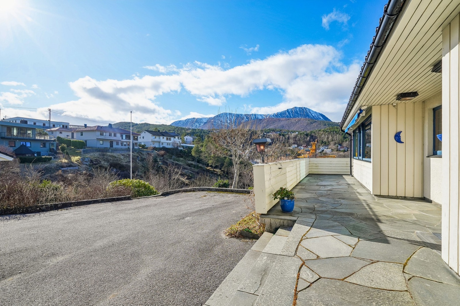 Det er manuell markise på sydvendt vegg. Asfaltert adkomst/biloppstillingsplass. Galleribilde