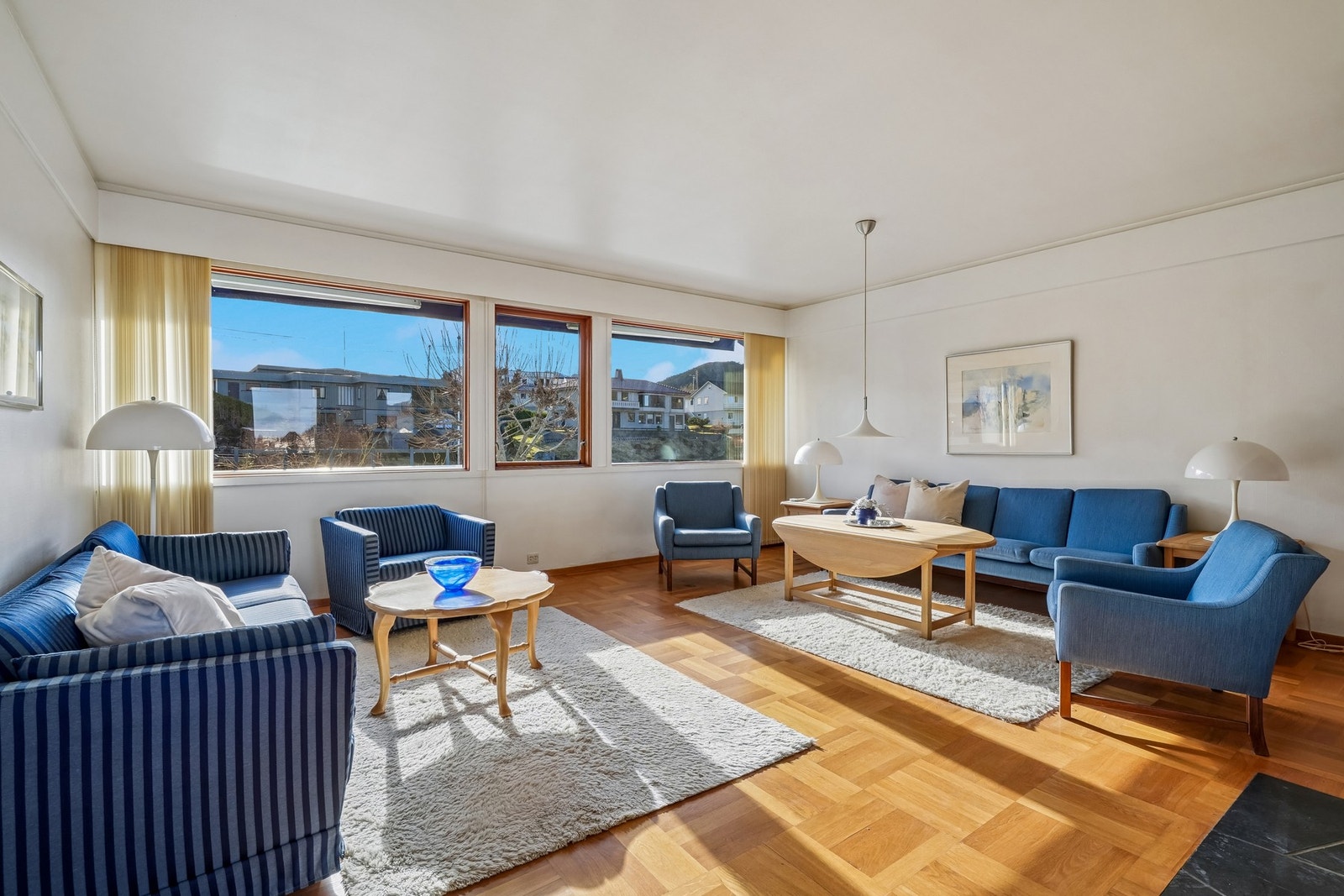 Boligen er innholdsrik og går over to plan. Oppussing etter smak og behov kan påregnes. Galleribilde