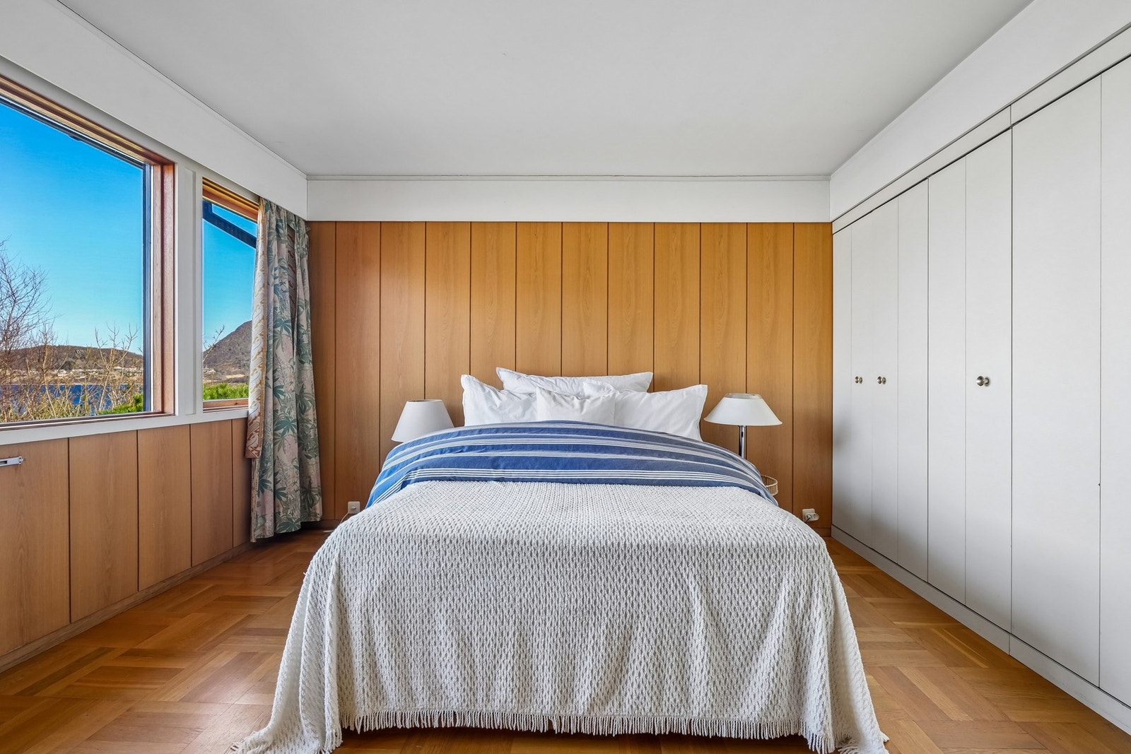 Det er tre soverom i hovedetasjen. Hovedsoverommet er av god størrelse. Galleribilde