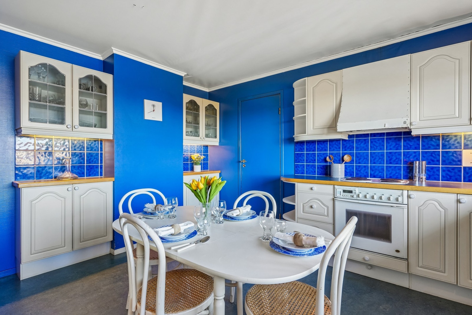 Det er godt med skap- og skuffeplass. Et karusellskap i innredningen. Galleribilde