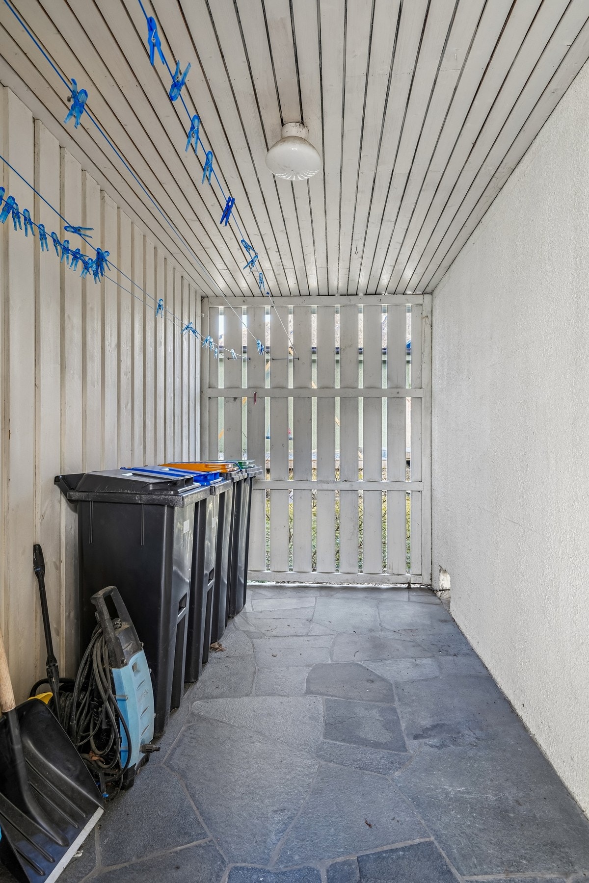 Utvendig bod med god lagringsplass. Galleribilde