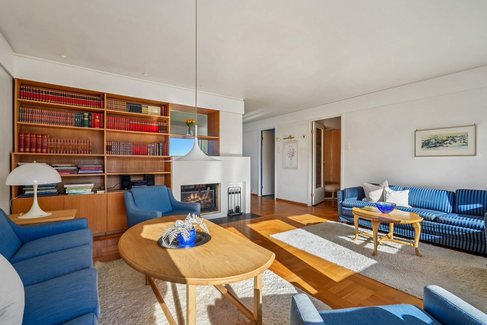 Romslig stue med god plass til møblering i flere soner. Galleribilde