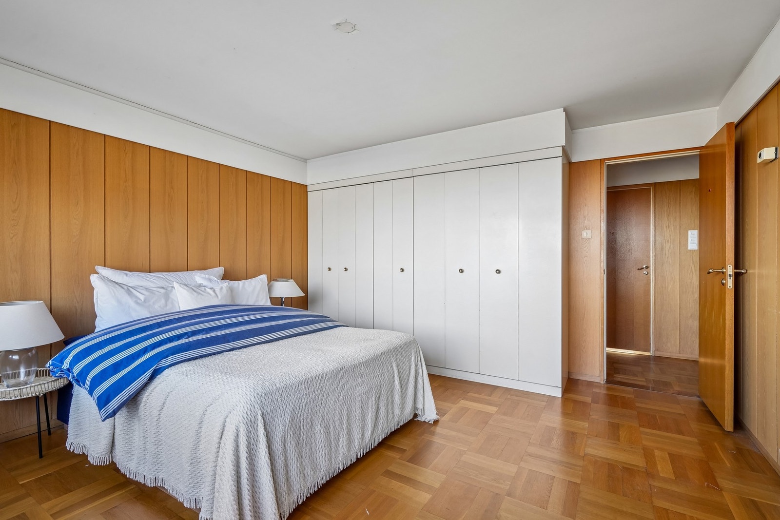 Stort garderobeskap for oppbevaring. Galleribilde