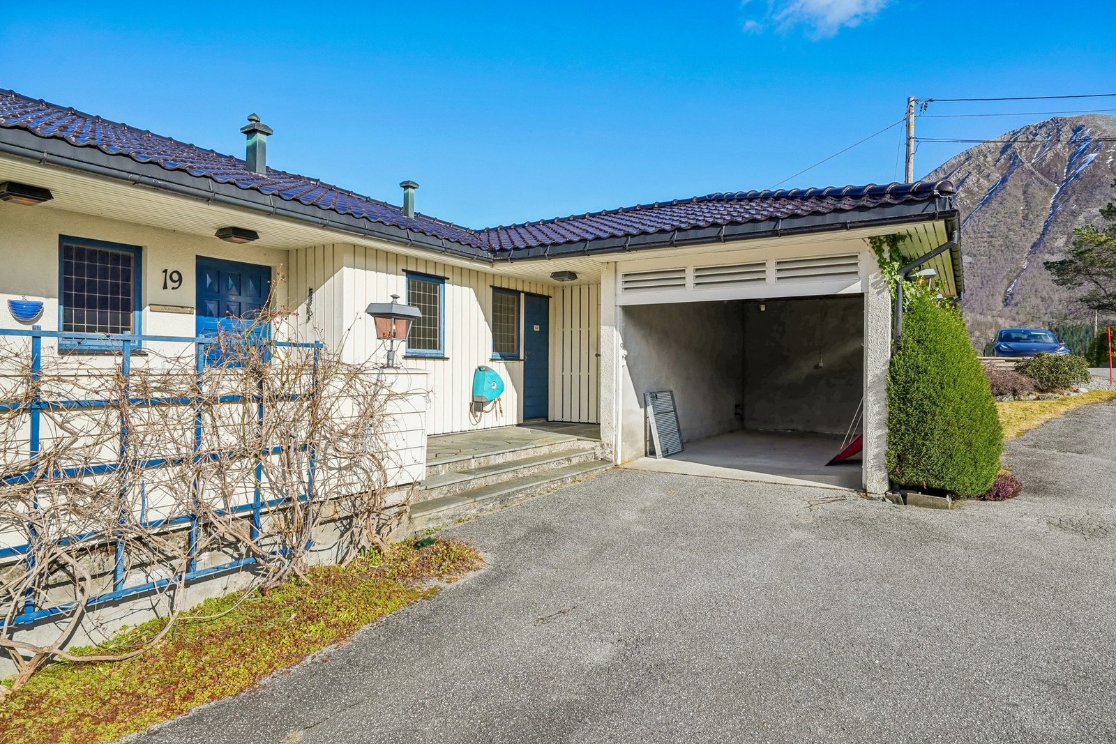 Bilen kan parkeres i garasje på 18 kvm, her er det opplagt lys og strøm, og på asfaltert gårdsplass. Galleribilde