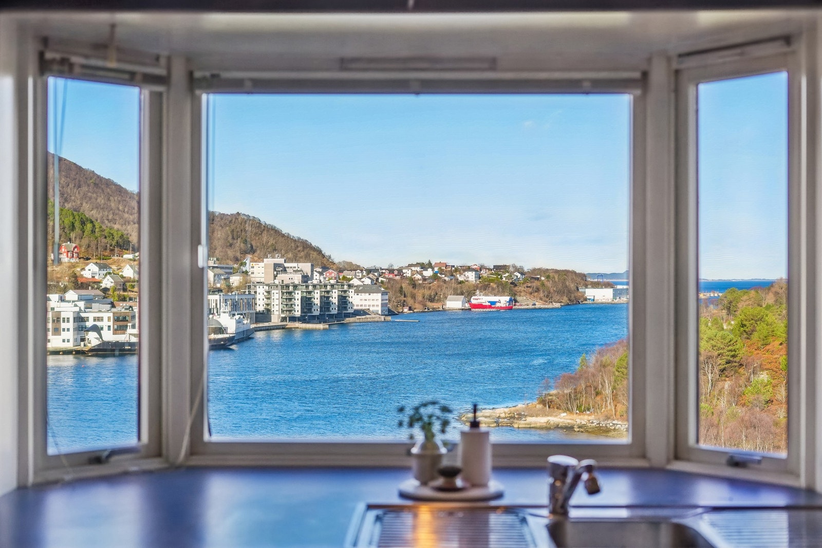 Utsikten fra kjøkkenet er av ypperste klasse! Galleribilde