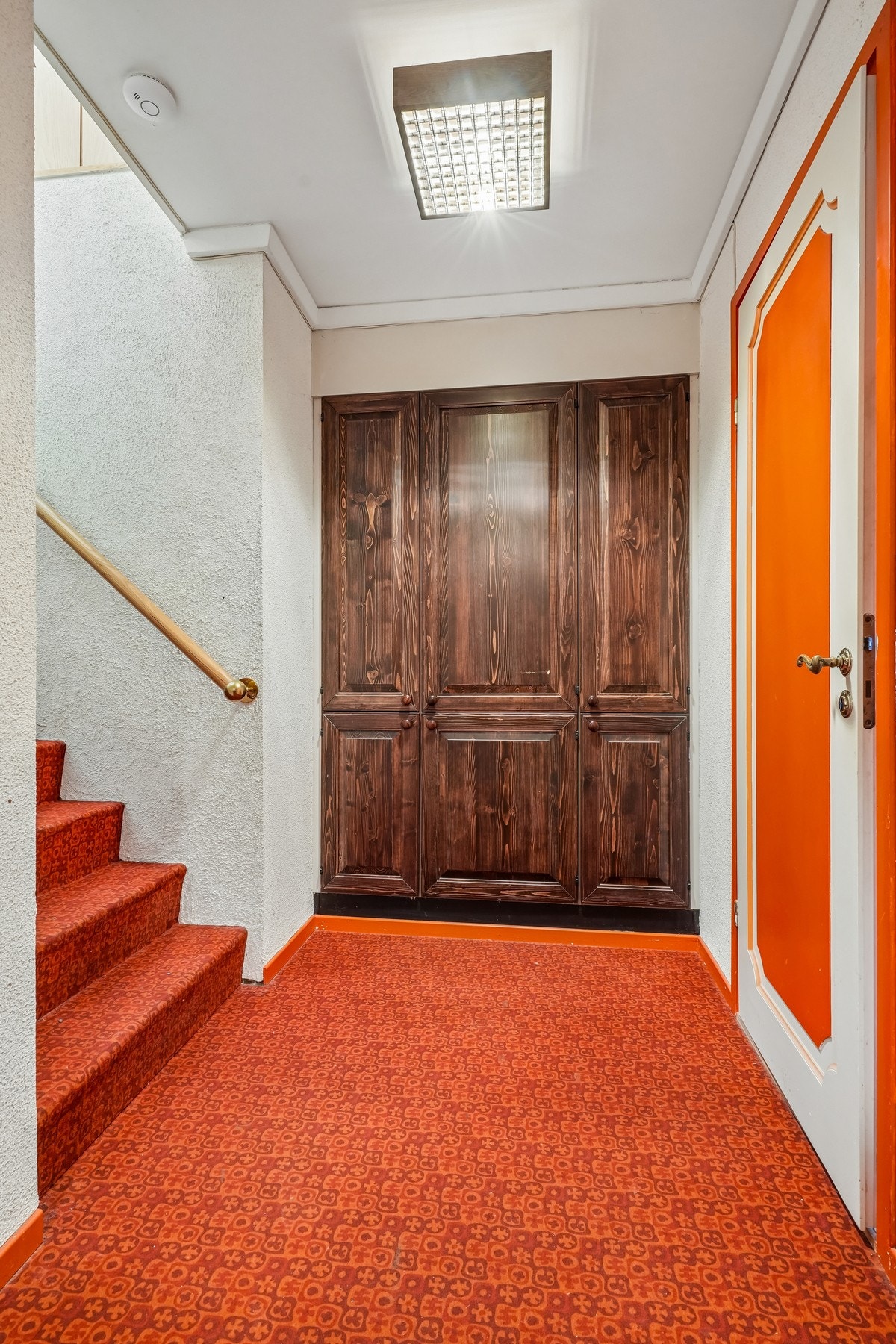 Vi beveger oss videre ned til underetasjen hvor vi blant annet finner to soverom, bad, badstue, toalettrom og bod. Det er plassbygd skap i gang. Galleribilde