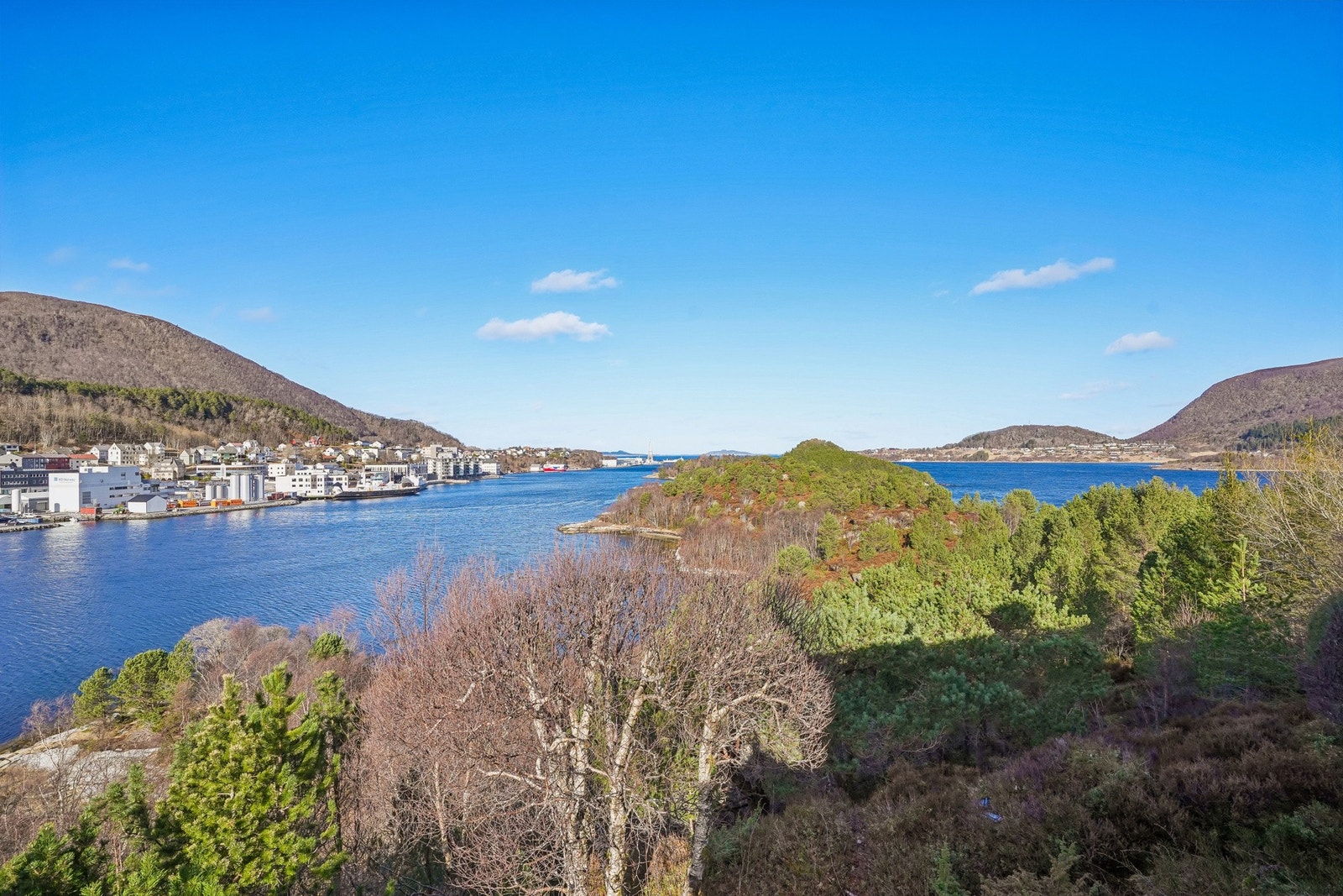 Panoramautsikt over Brattvåg, fjord, fjell og øyene. Galleribilde