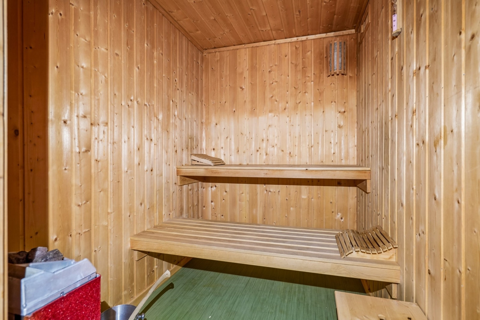 Badstue med våtromsbelegg på gulv og panel på vegger/himling. Tylø badstuovn. Galleribilde