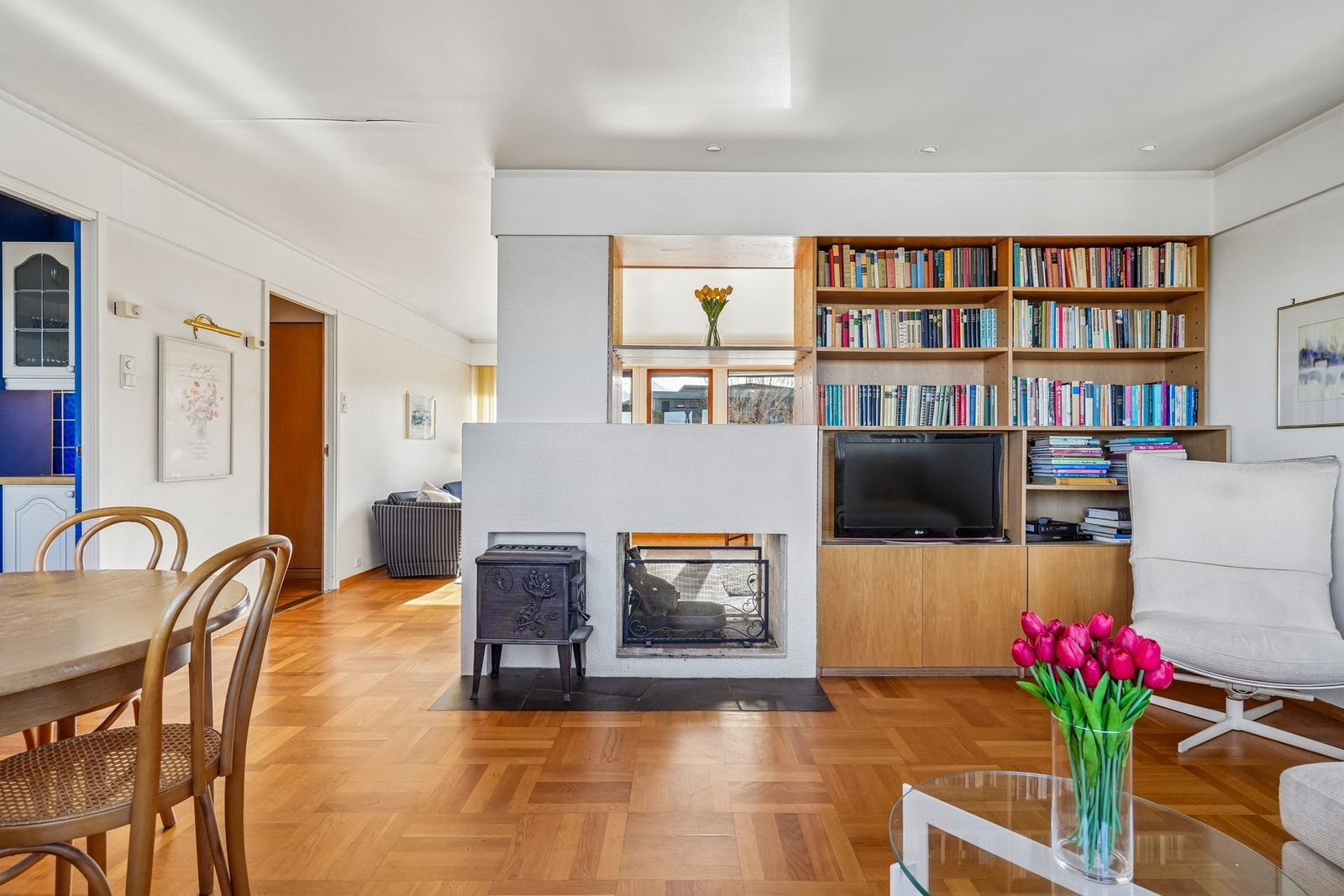 Åpen vedovn med gnistfanger, samt en mindre peisovn. Galleribilde