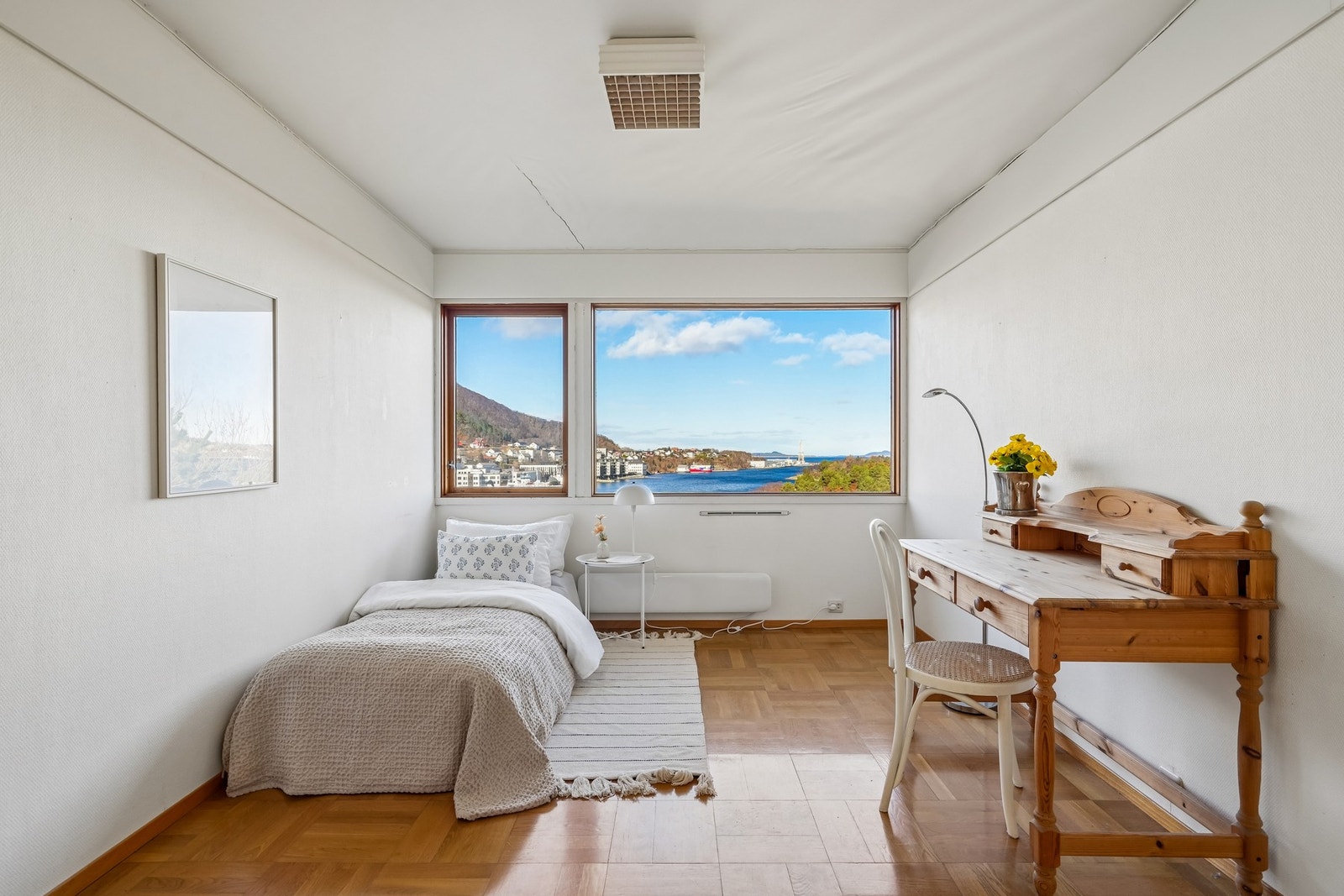 Soverom nr. 2 er lyst med god størrelse. Galleribilde