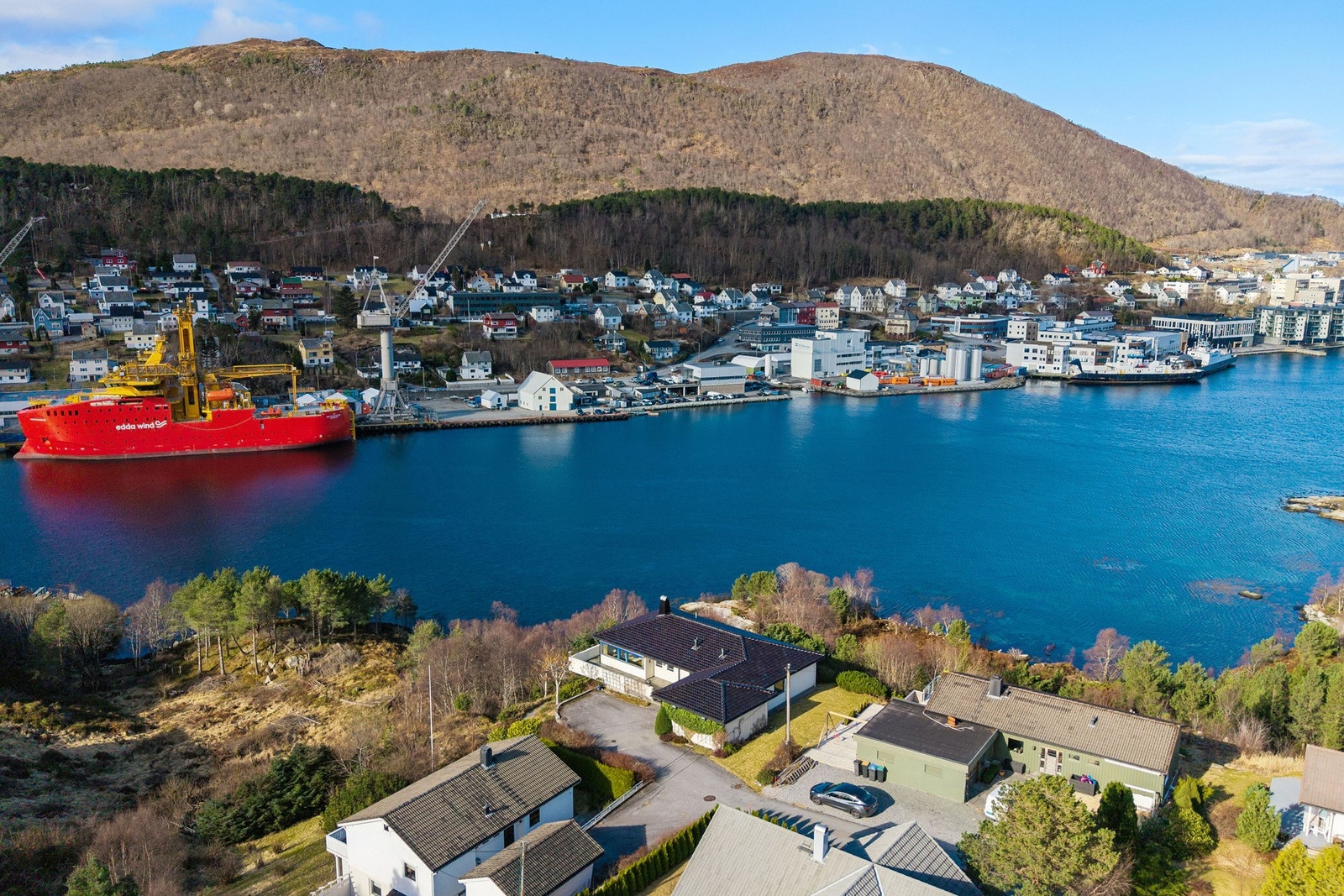 Fra eiendommen er det kort kjøreavstand til daglige servicetilbud, skole, barnehage og det du trenger i hverdagen. Galleribilde