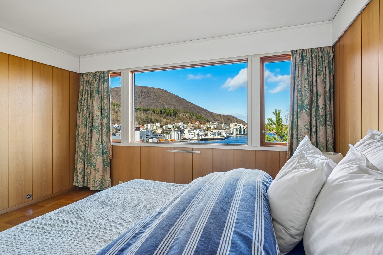 God plass til dobbeltseng og nattbord. Galleribilde