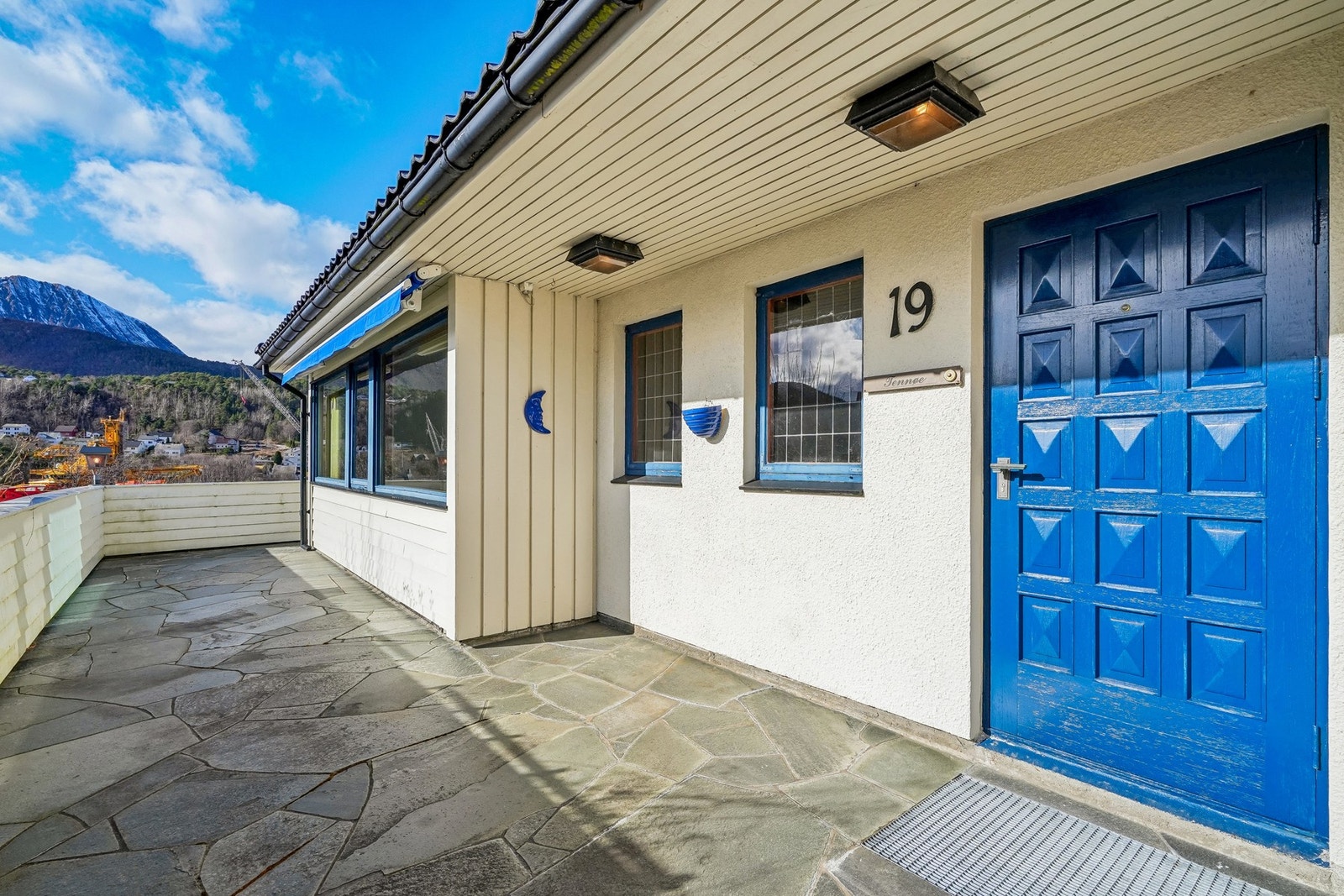 Hyggelig overbygd inngangsparti. Gjennomgående materialer av høy kvalitet som yttertak av hollandsk pannestein, takrenner i kobber og blyglassvinduer. Galleribilde