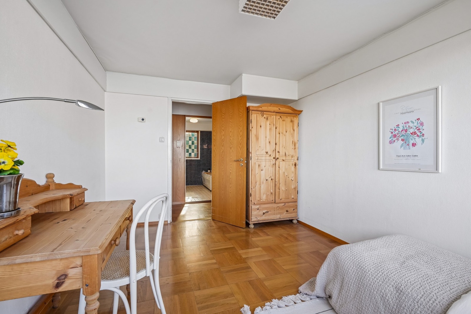 God plass til ønsket sengestørrelse, skrivebord og garderobeløsning. Galleribilde