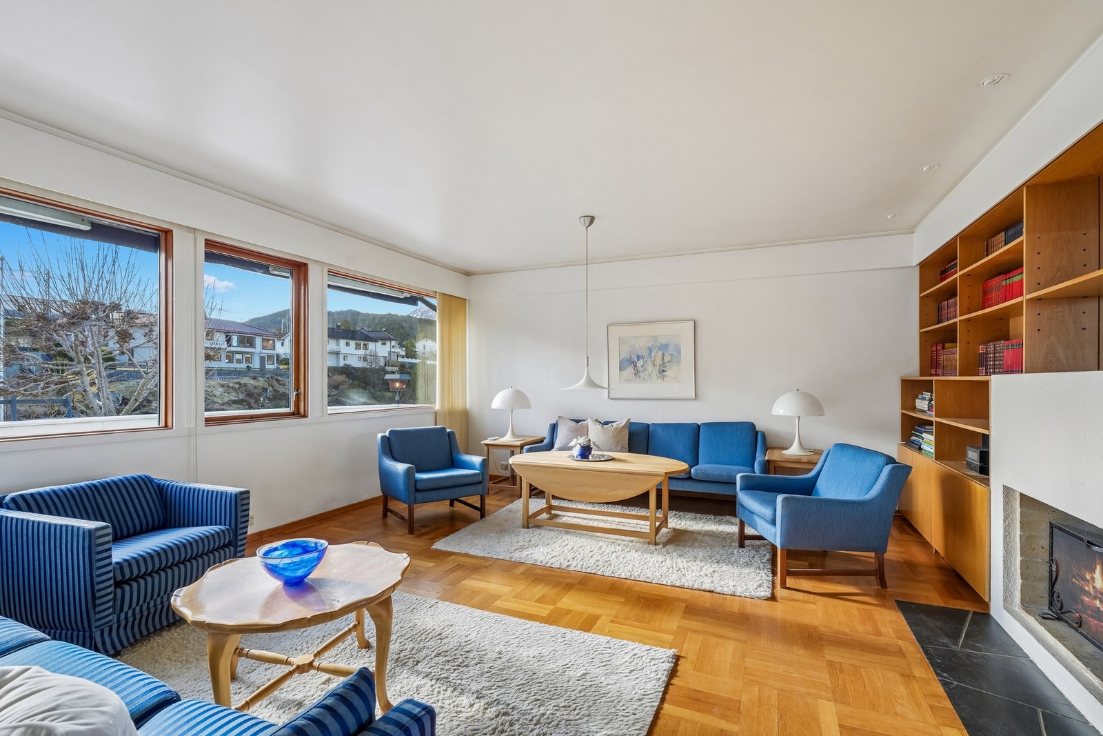 Det er parkett på gulvet og malte flater/strier på vegger. Galleribilde