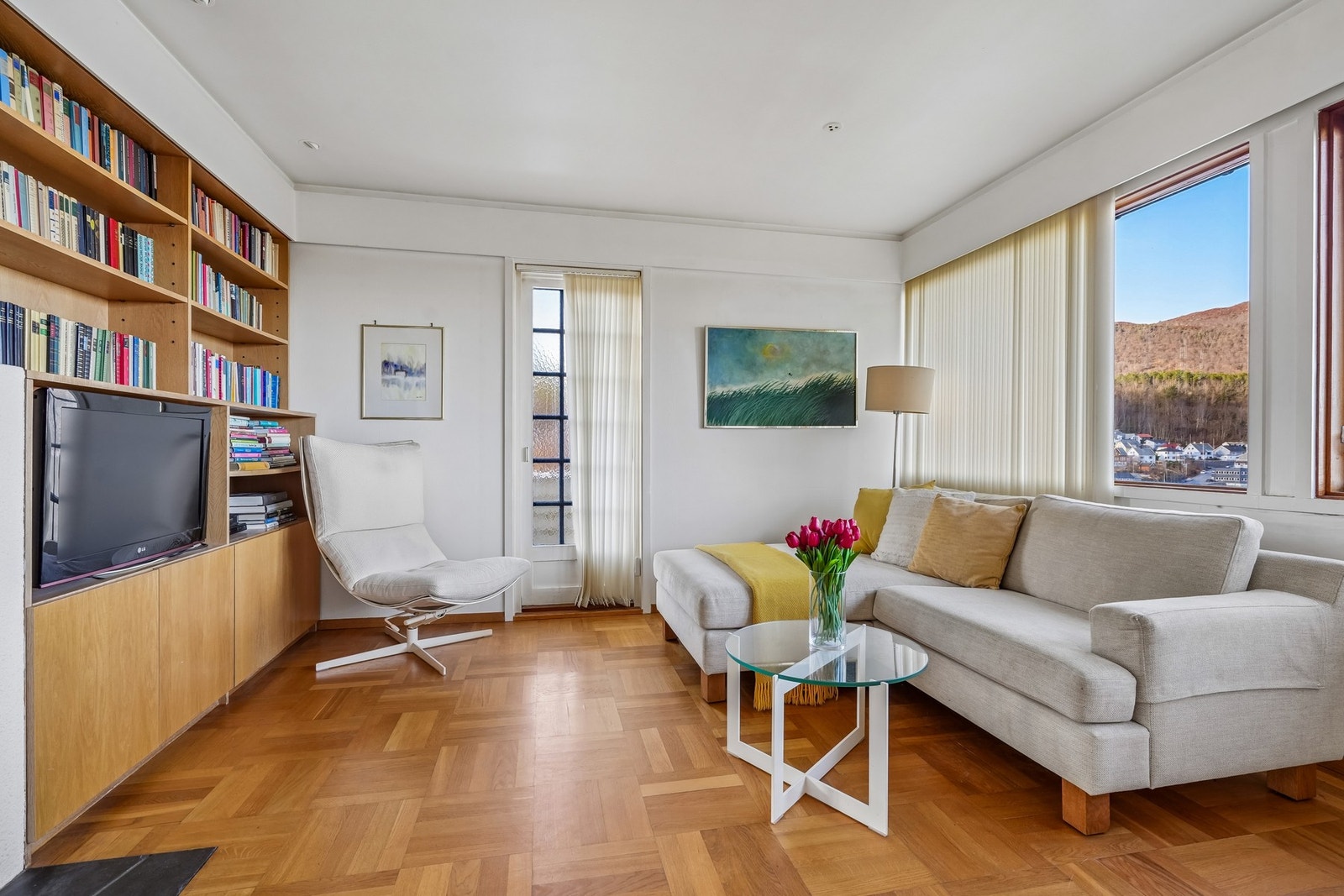 - og sofa med tilhørende møblering. Galleribilde