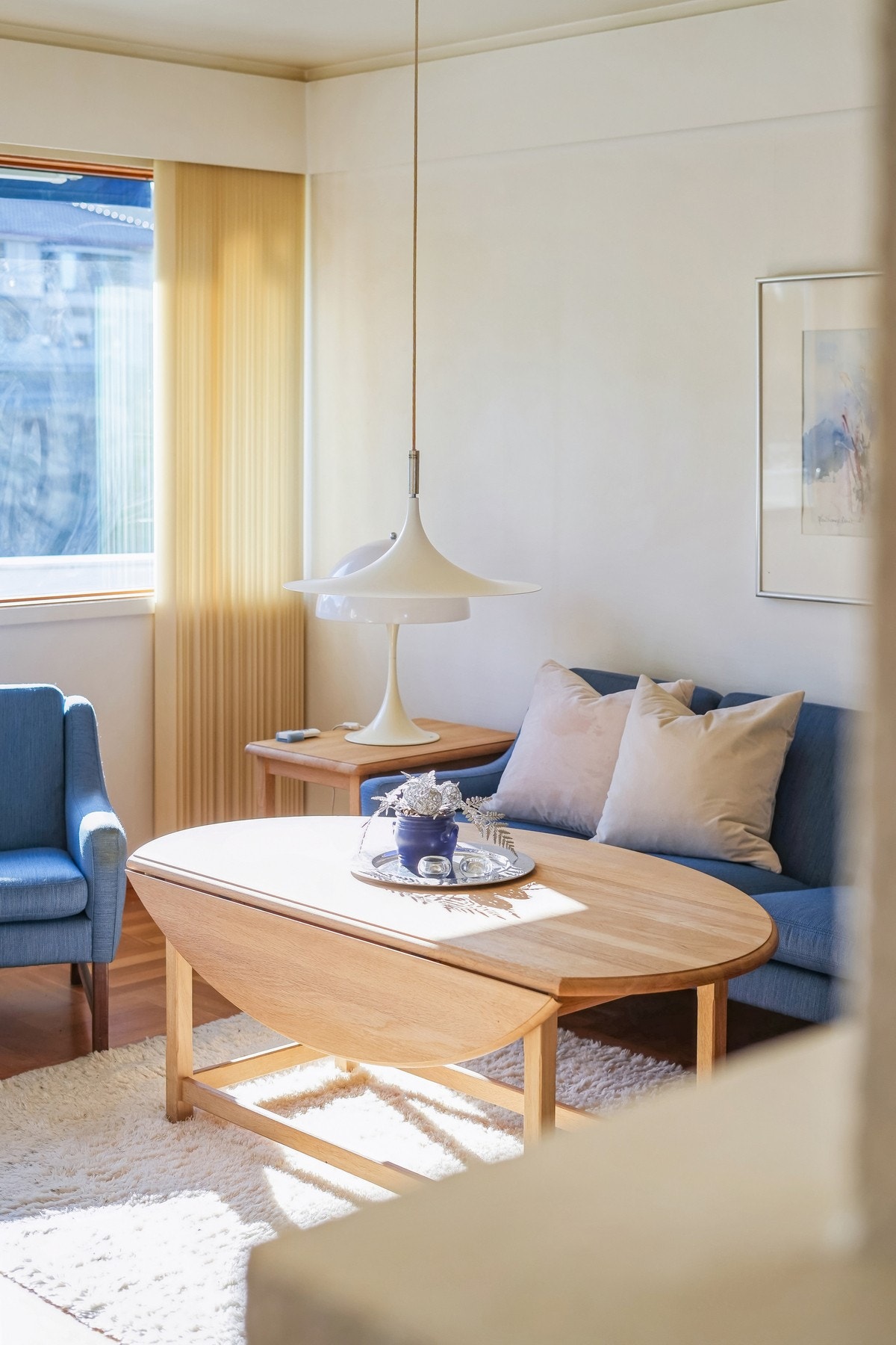 Store vindusflater gir godt med naturlig lys inne. Galleribilde