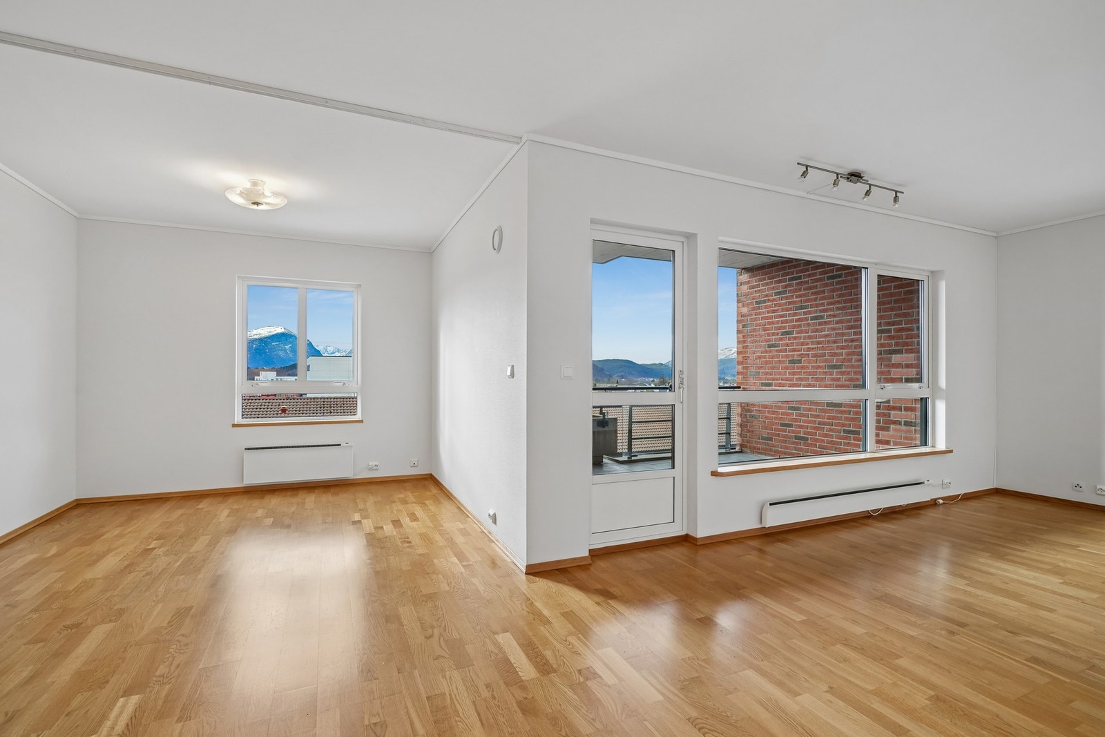 Fra stuen er det utgang til en sørvendt veranda, og i rommet ved siden er det god plass til spisegruppen mens utsikten kan nytes. Galleribilde