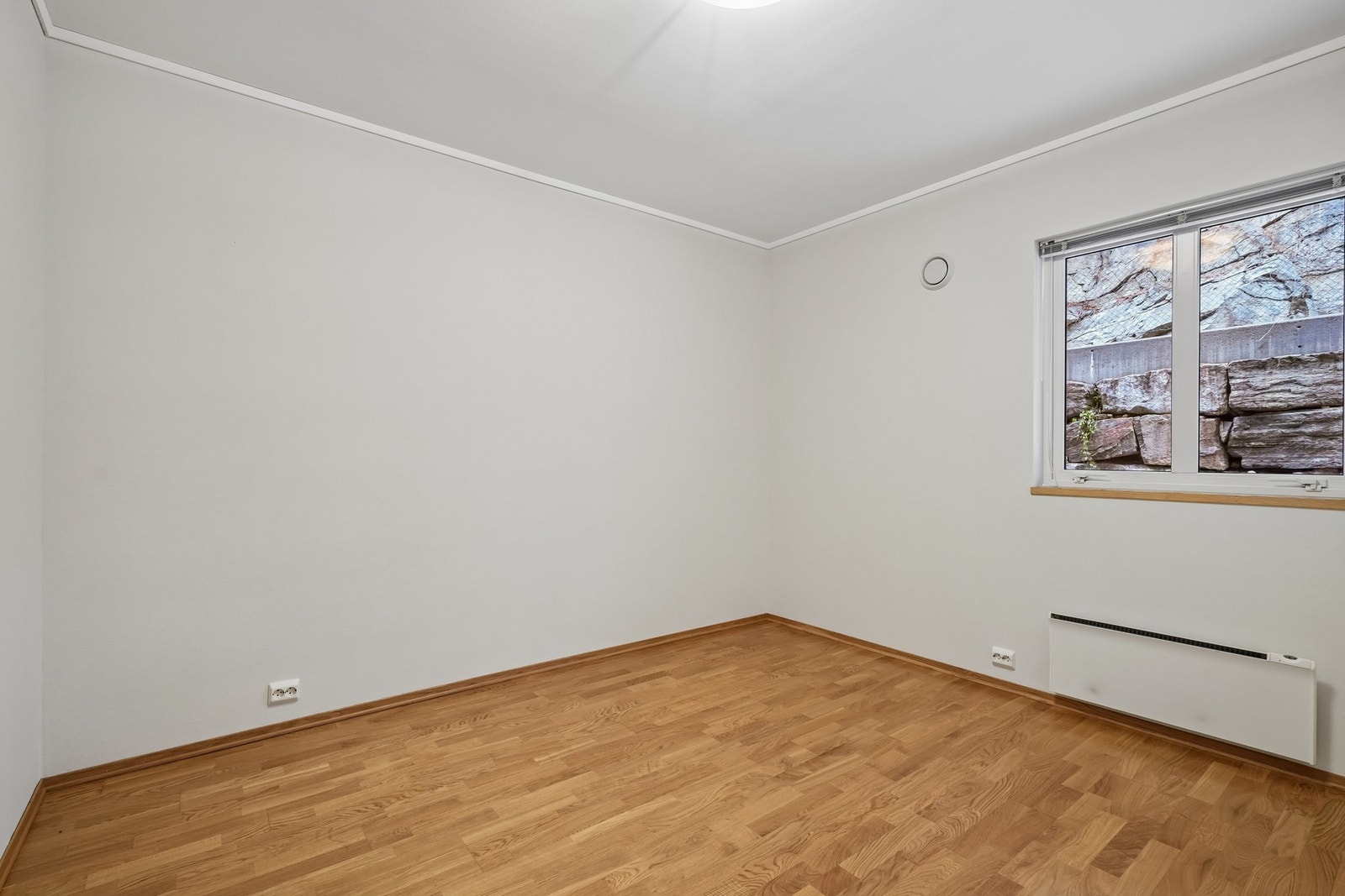 Leiligheten har to soverom og begge vender mot nord. Et svalt soverom er avgjørende for å få en god natts søvn. Galleribilde