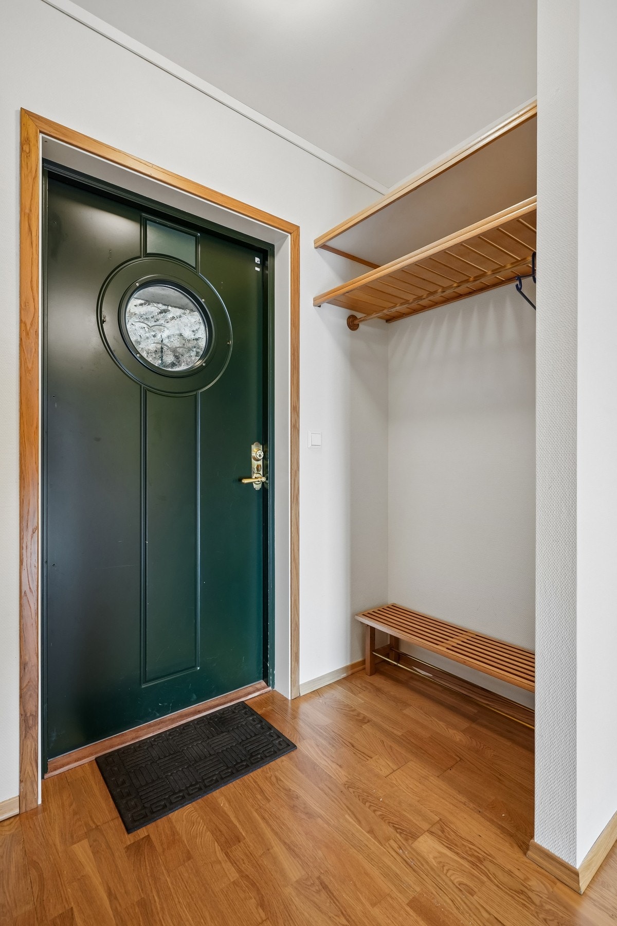 Entré/hall med plass til oppbevaring av yttertøy og sko. Galleribilde