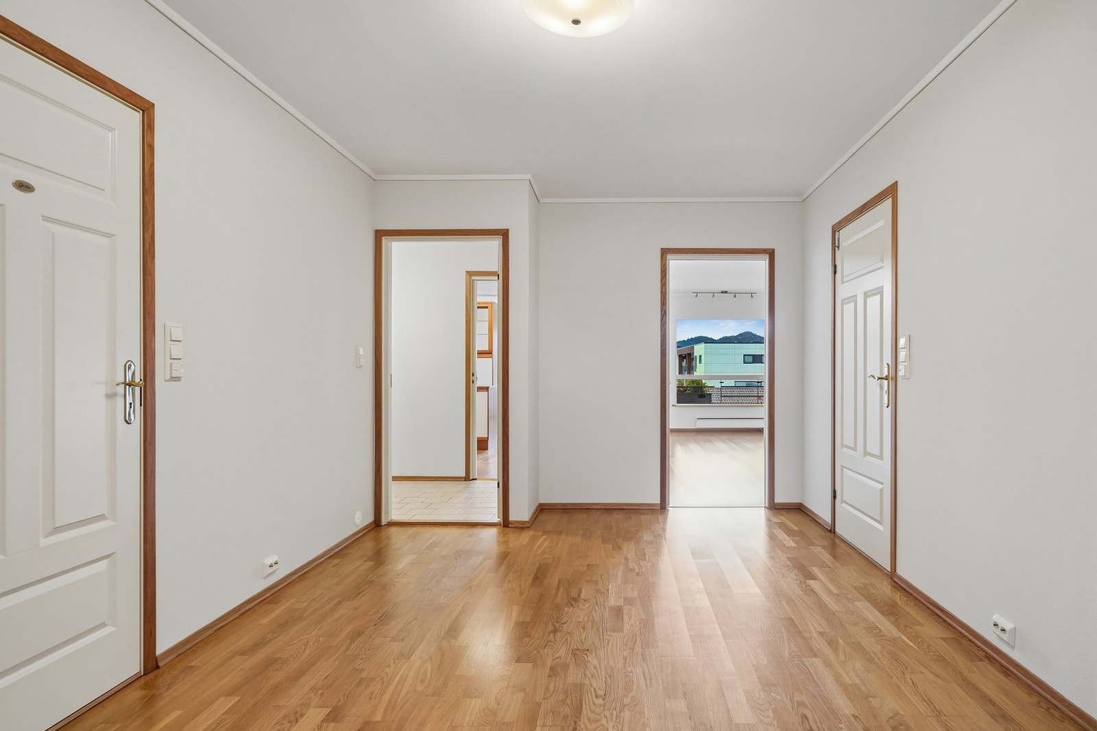 Gangen er romslig med plass til oppbevaringsmøbler, og gir lett tilgang til øvrige rom i leiligheten. Galleribilde