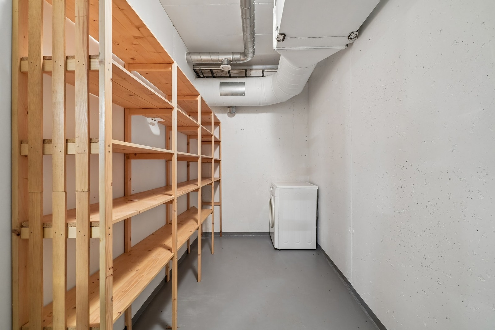 Her er det god plass til oppbevaring. Boden har et areal på ca. 7 kvm. Galleribilde