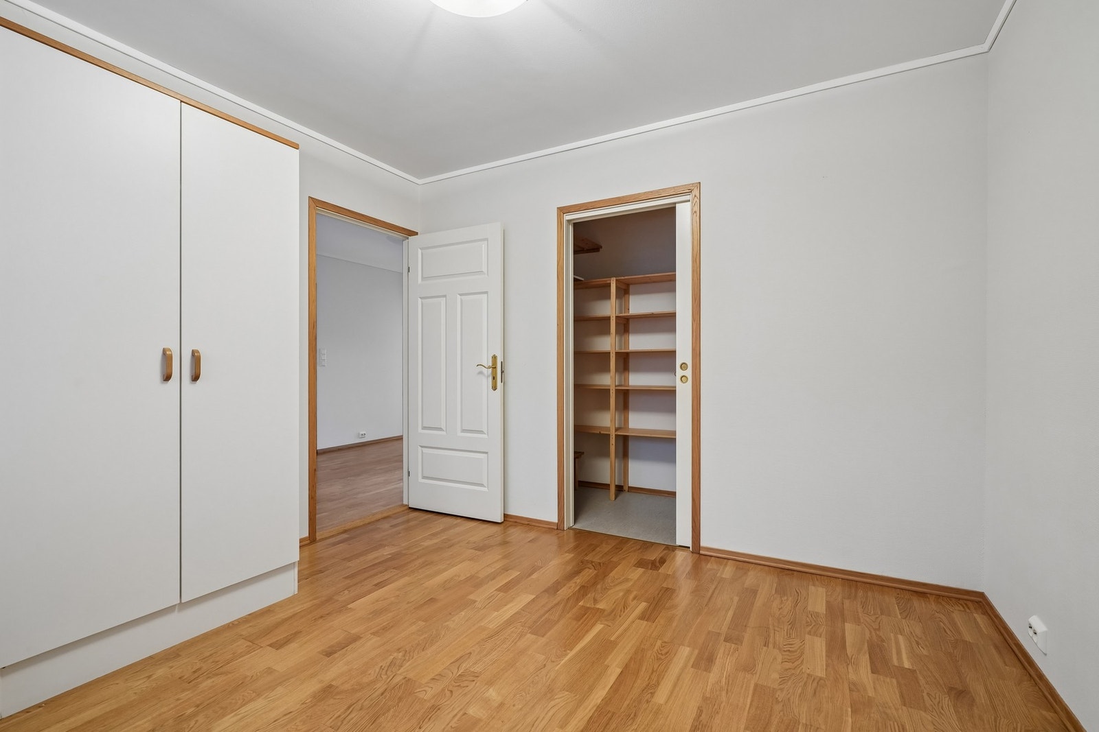 Det er montert garderobeskap og det er inngang til walk-in closet for god oppbevaring. Galleribilde