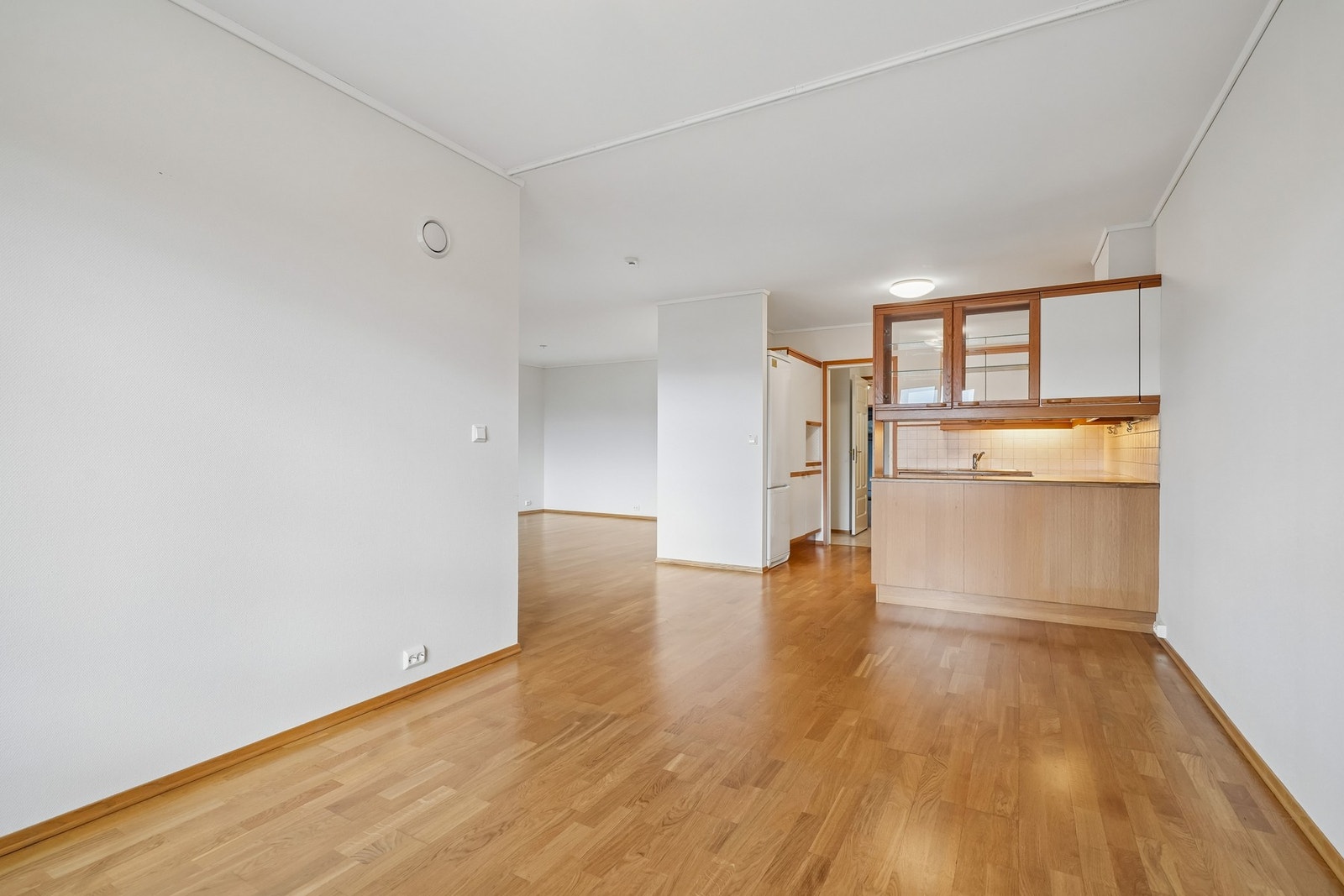 Det er romslig plass til spisestuen ved kjøkkenet. Alternativt har man her mulighet for et tredje soverom. Galleribilde