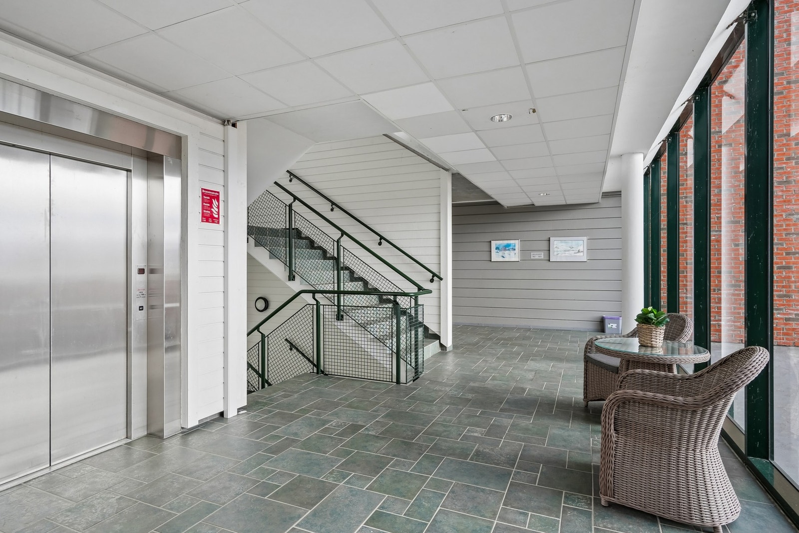 Det er lett adkomst til alle leilighetene og det er heis i bygget direkte fra garasjen. Pene fellesareal girt økt trivsel. Galleribilde