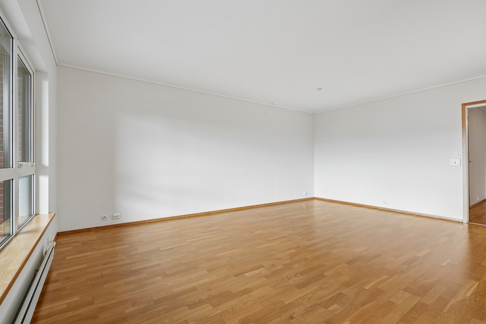 Overflater er belagt med et pent parkettgulv, og har vegger kledd i tapet og malte flater. Galleribilde
