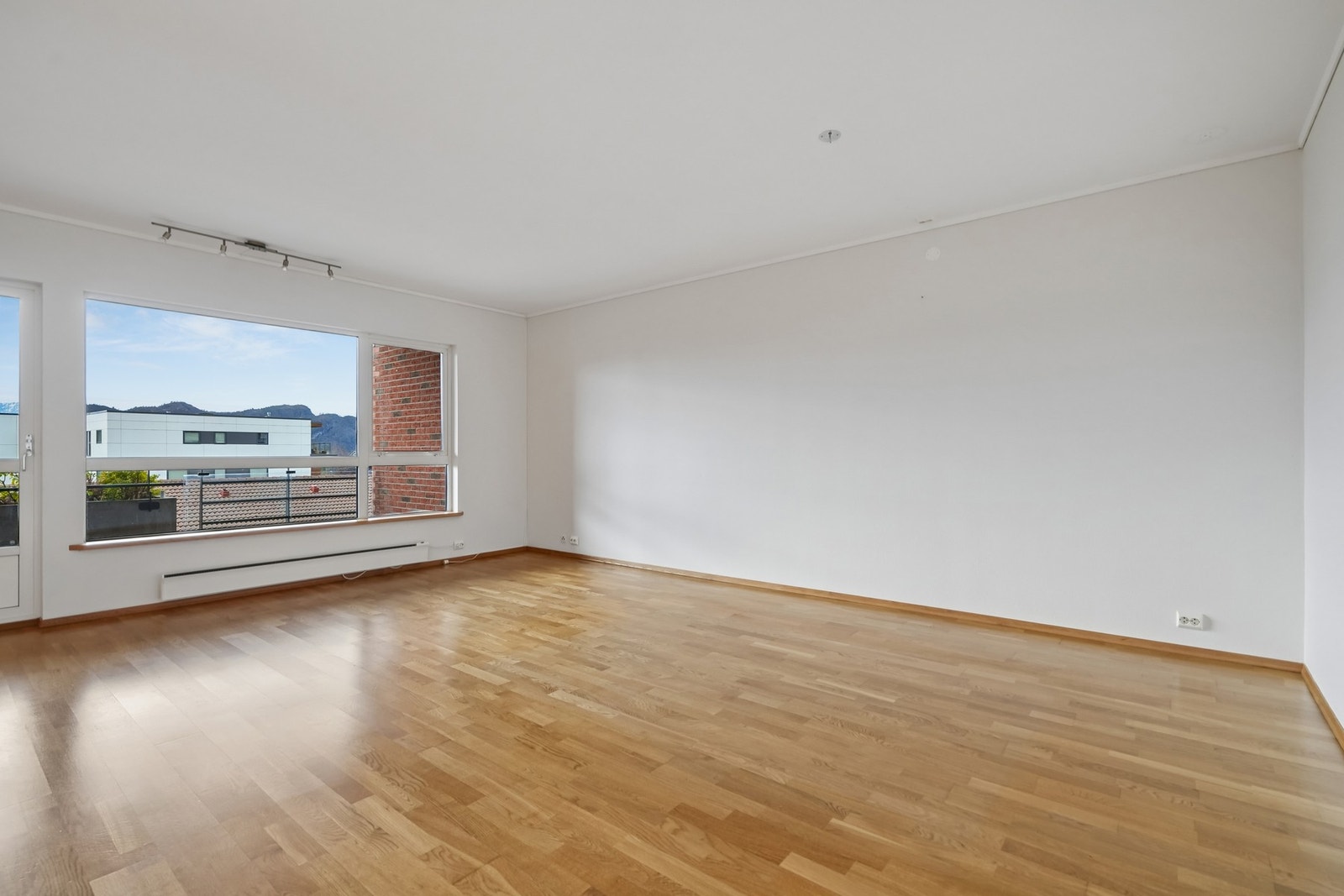 Det er svært god plass til møblering av sittegruppe og tilhørende møblement. Galleribilde