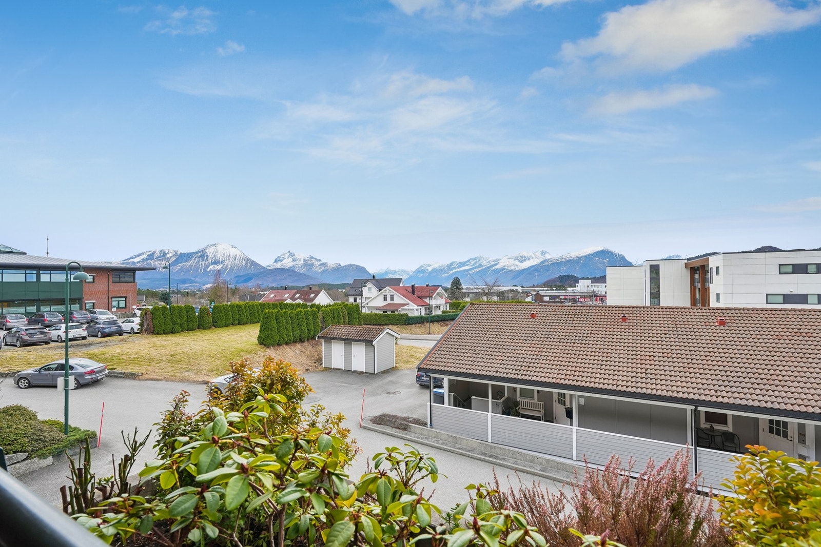 Fra verandaen er det gode sol- og utsiktsforhold året rundt. Det er Hjørundfjorden og de majestetiske fjellene man ser i sør. Galleribilde
