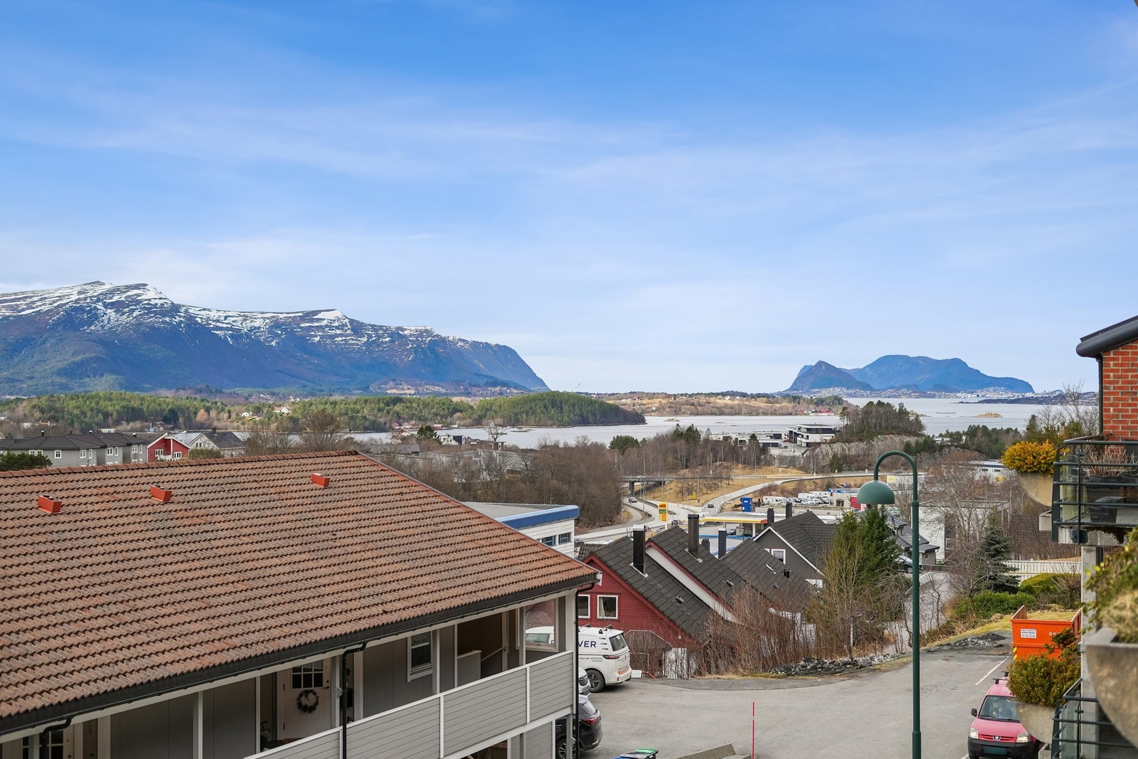 Et av høydepunktene med leiligheten er den solrike verandaen som gir deg en førsteklasses utsikt mot Ålesund sentrum, Sukkertoppen, Godøya og Sulafjellet. Galleribilde