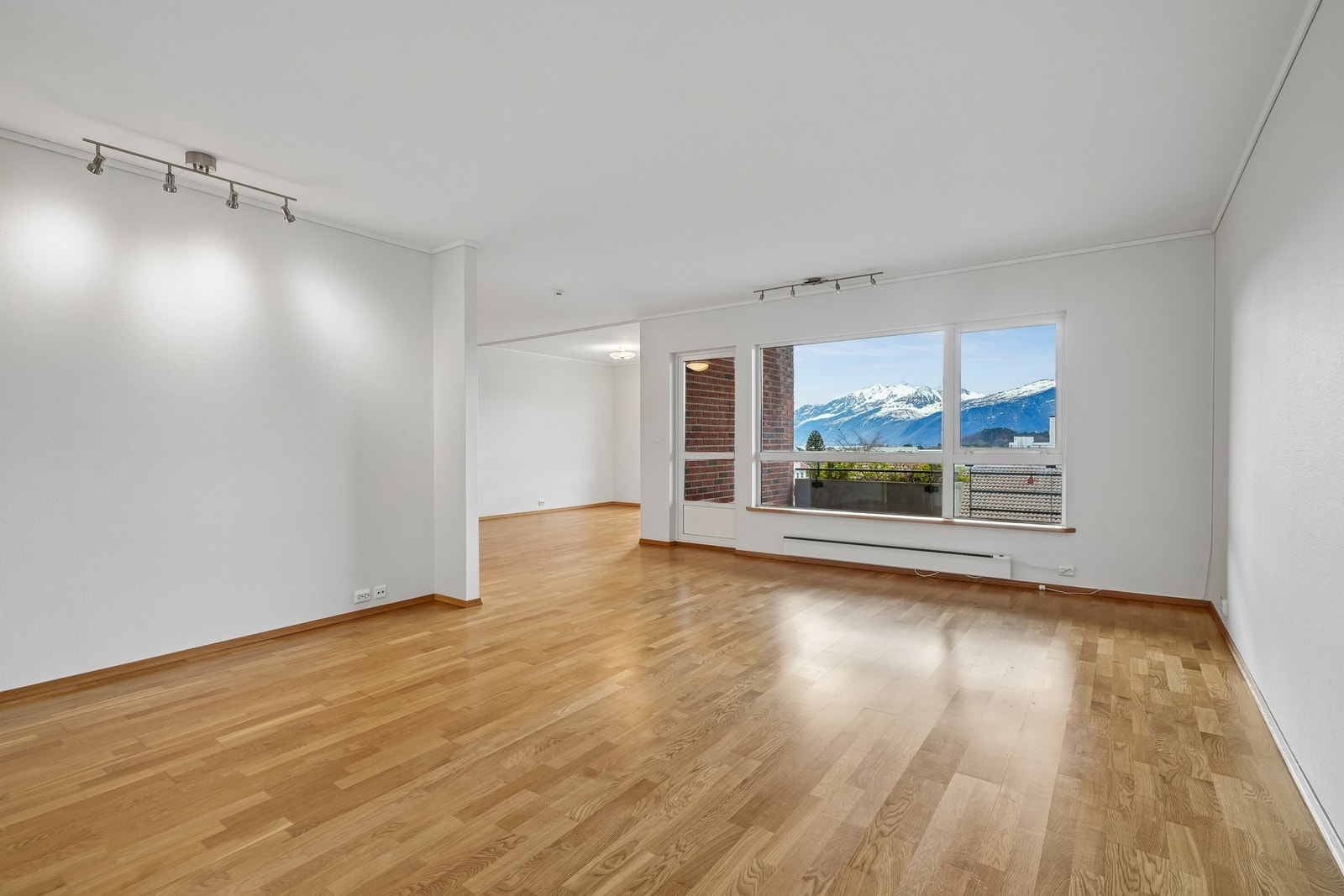 En lys og romslig leilighet med flott utsikt. Galleribilde