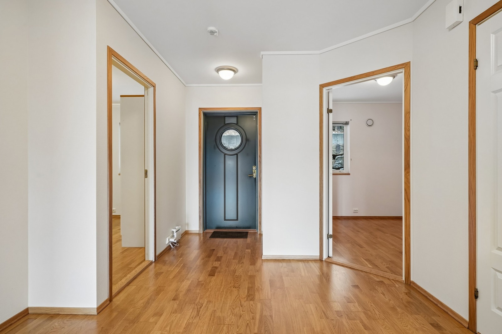 Det er gulvoverflater av parkett og på veggene er det malte flater. Galleribilde