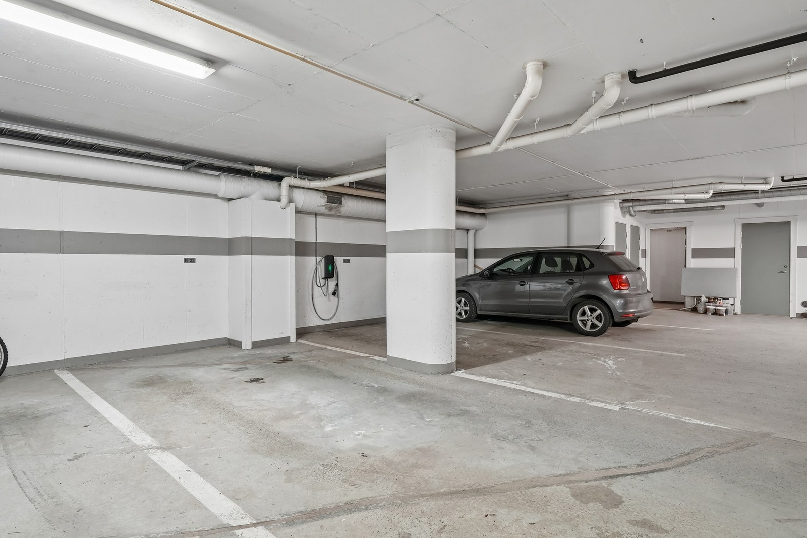 Med leiligheten følger det én parkeringsplass i felles garasjeanlegg. Galleribilde