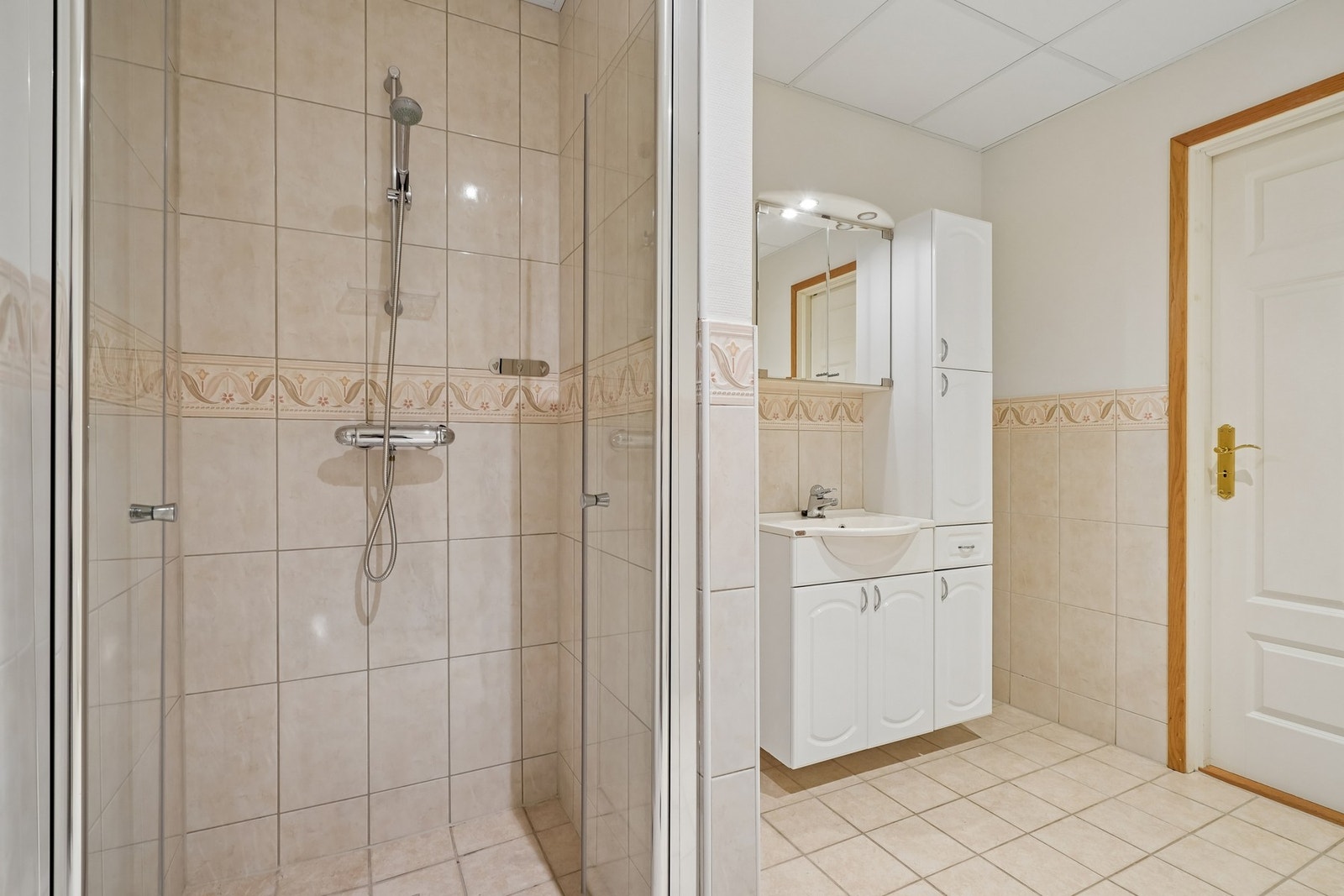 Badet er utstyrt med vegghengt toalett, dusjnisje med glassdører og vegghengt dusjgarnityr. Galleribilde
