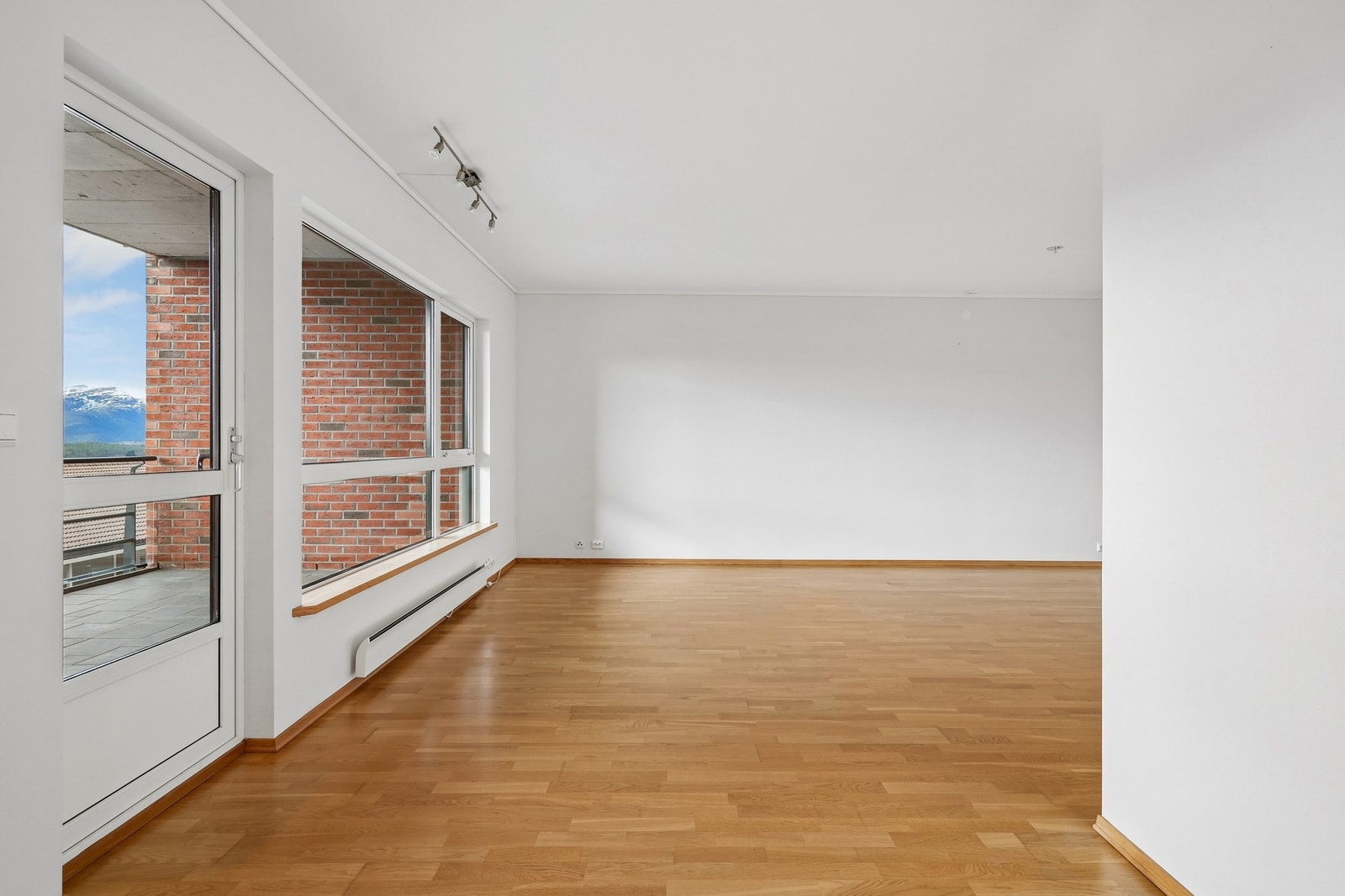 Fellesutgifter kr 4 458,- pr. mnd inkluderer byggforsikring, kommunale avgifter, tv- og internett, strøm fellesareal, vaktmester, vask, administrasjon etc. Galleribilde