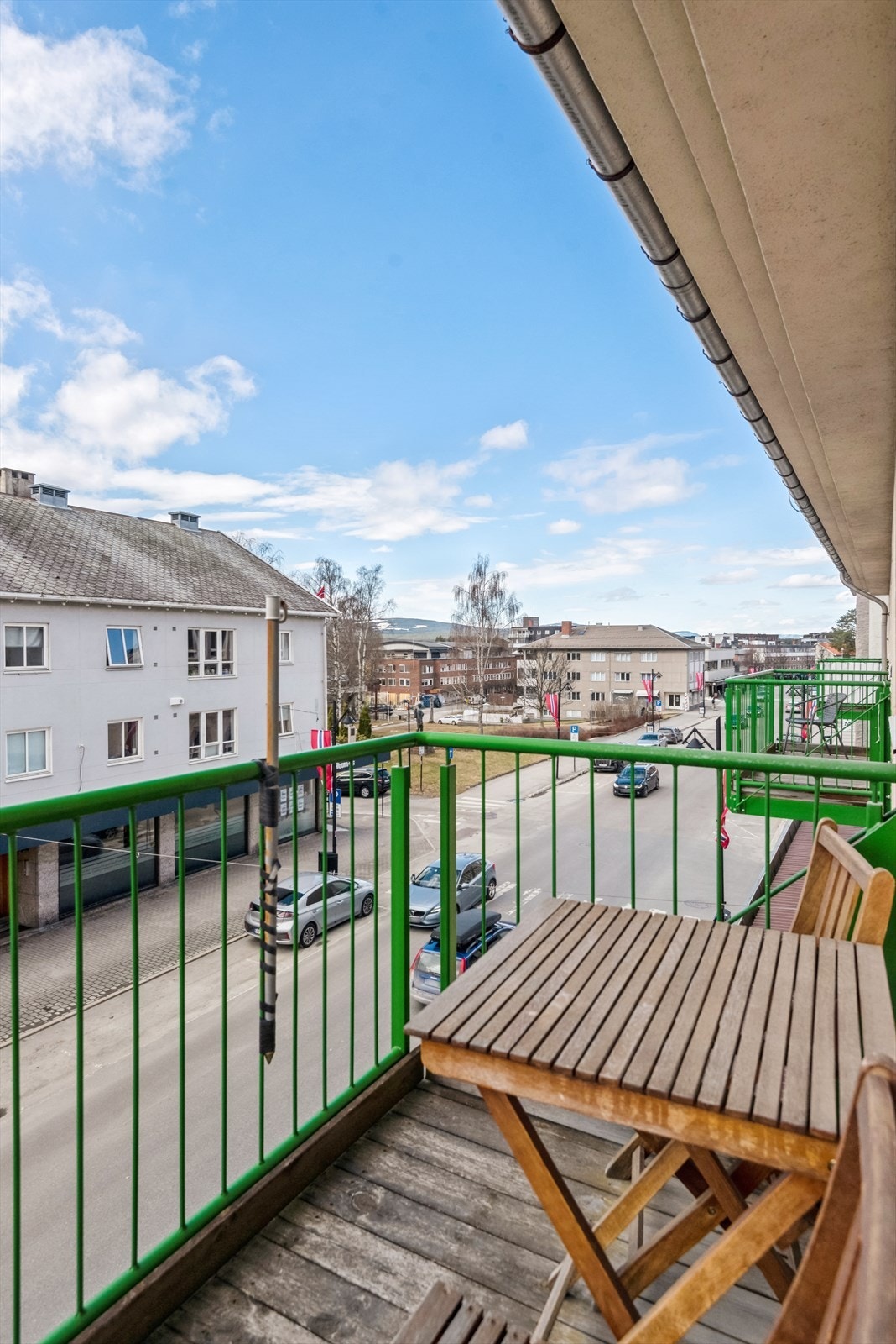 Fra balkongen - Storgata i nord-vestlig retning. Herfra har man gode solforhold og fint utsyn til bl.a. Elvarheimparken. Galleribilde