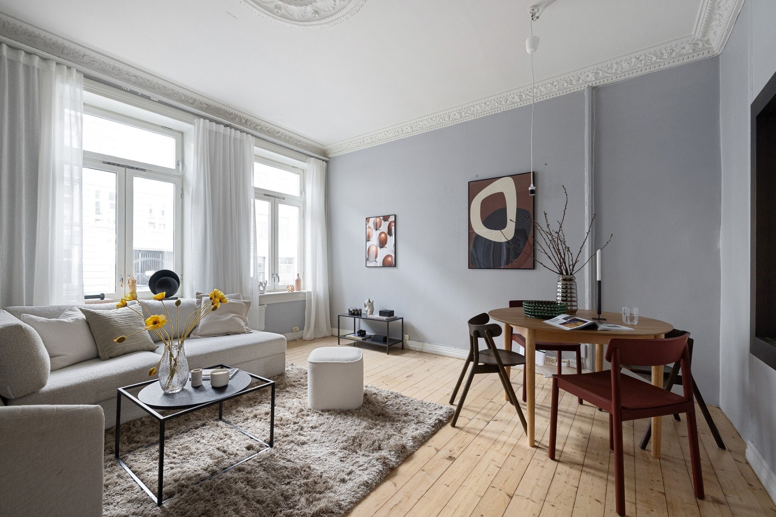 Stuen har store vindusflater som slipper inn rikelig med naturlig lys. Galleribilde