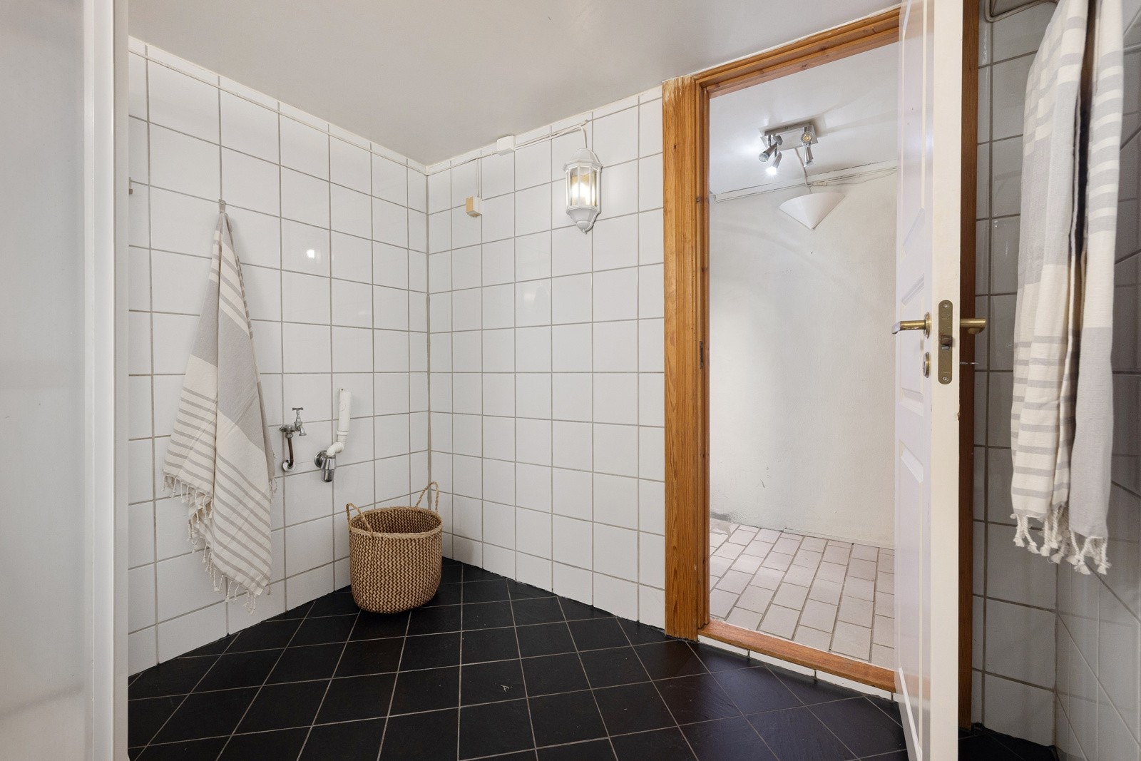 Utstyrt med gulvvarme, mekanisk avtrekk, opplegg for vaskemaskin, wc og dusjkabinett med skyvedører. Galleribilde