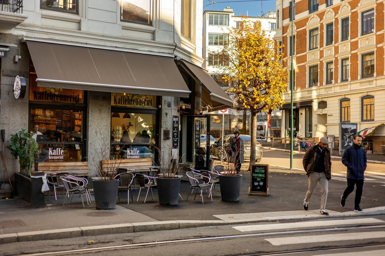 Det er også kun 2 minutters gange fra leiligheten til Kaffebrenneriet, med en stor uteservering som er en populær møteplass på Frogner. Her kan du nyte kaffe i hyggelige omgivelser. Galleribilde