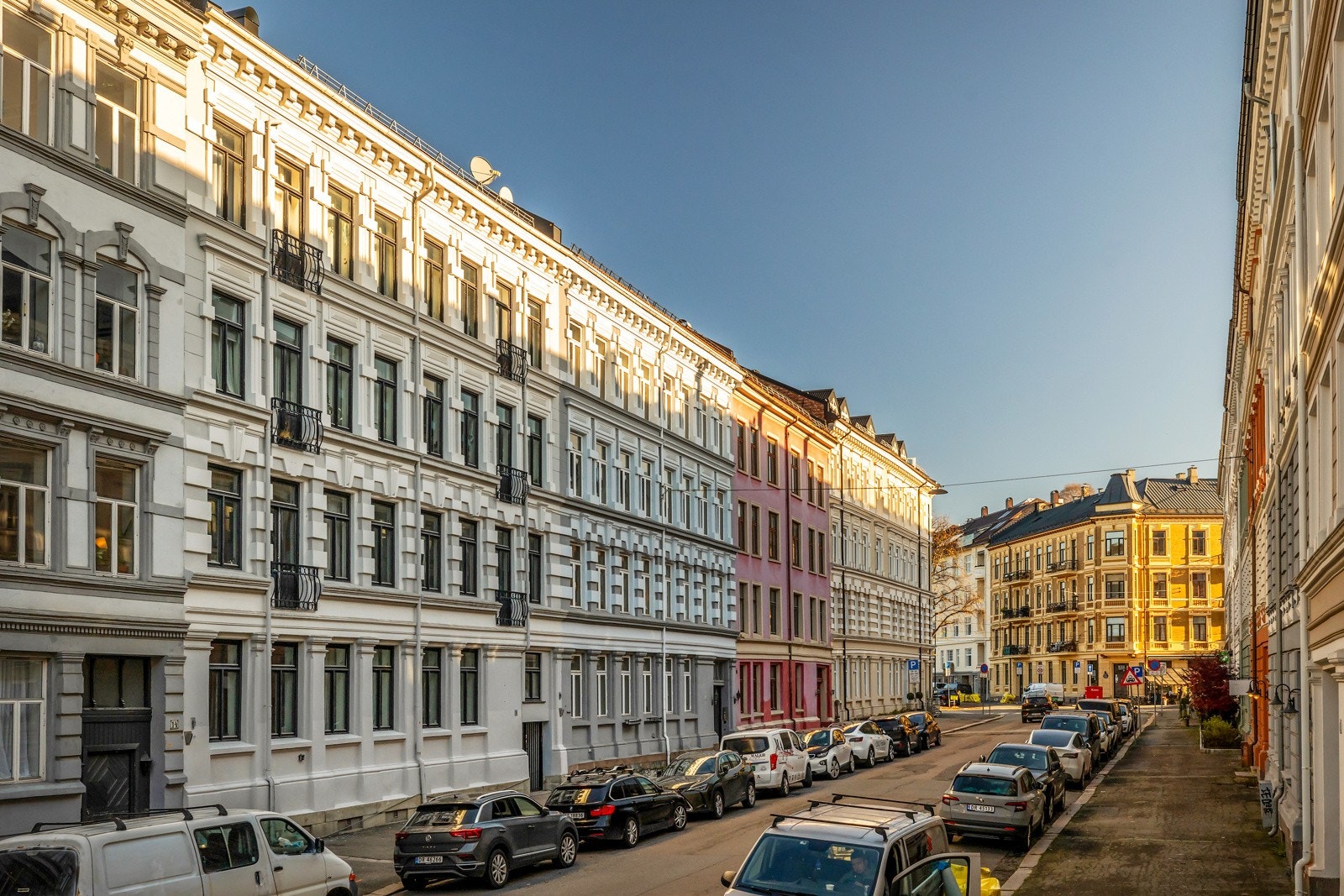 Leiligheten ligger i et veletablert og ettertraktet boligområde på beste Frogner, i Odins gate 16. Galleribilde