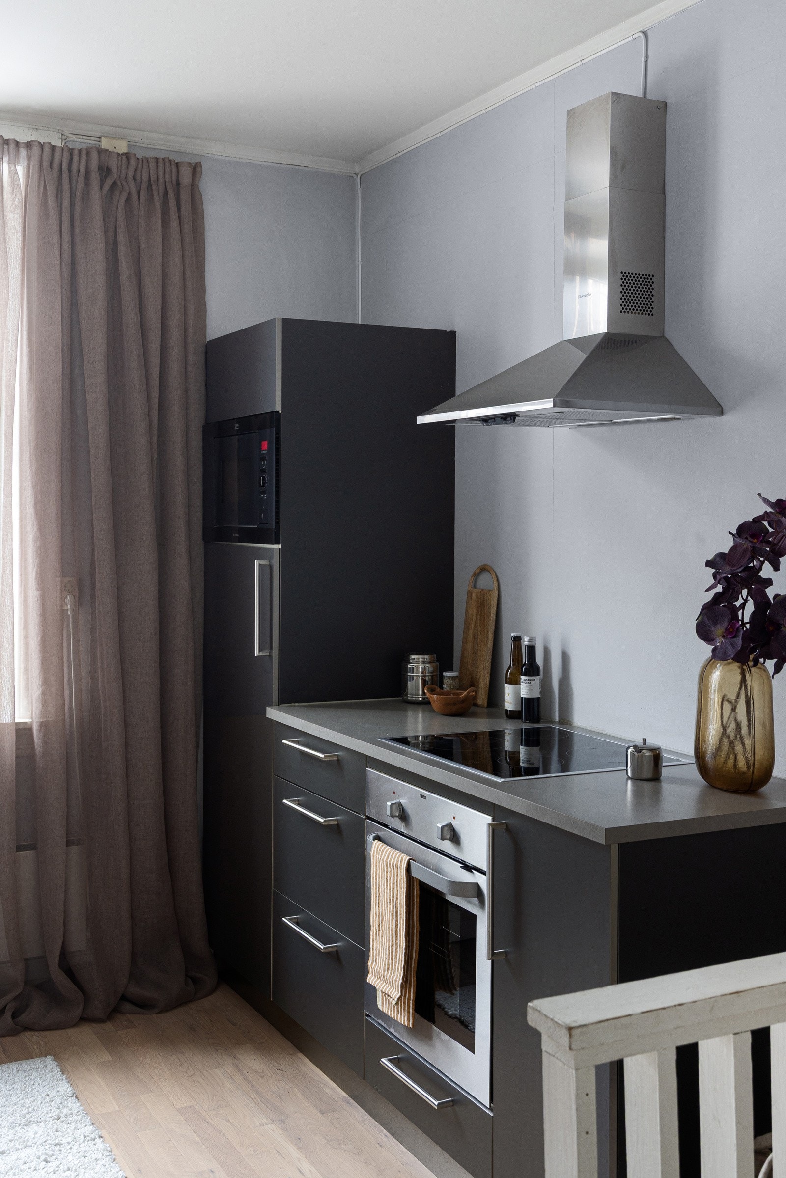 Det er integrert oppvaskmaskin, kjøleskap, mikroovn, stekeovn og platetopp. Galleribilde