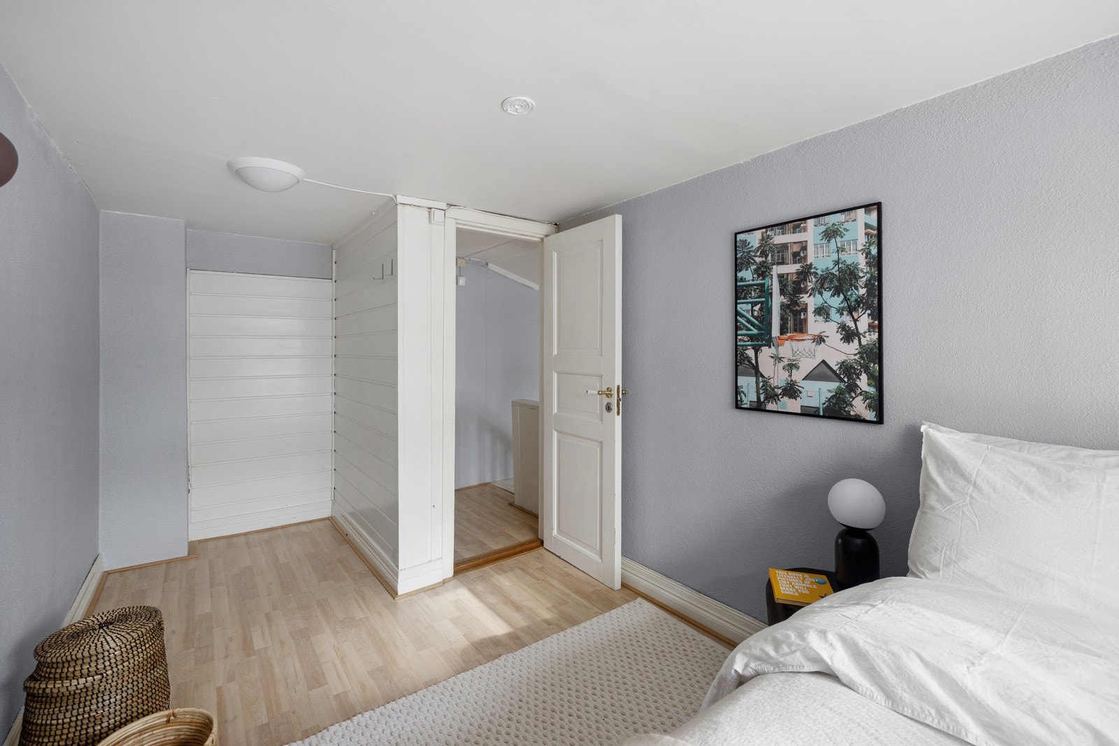 Hems. Rommet er ikke godkjent for varig opphold grunnet takhøyde på 1,90. Galleribilde