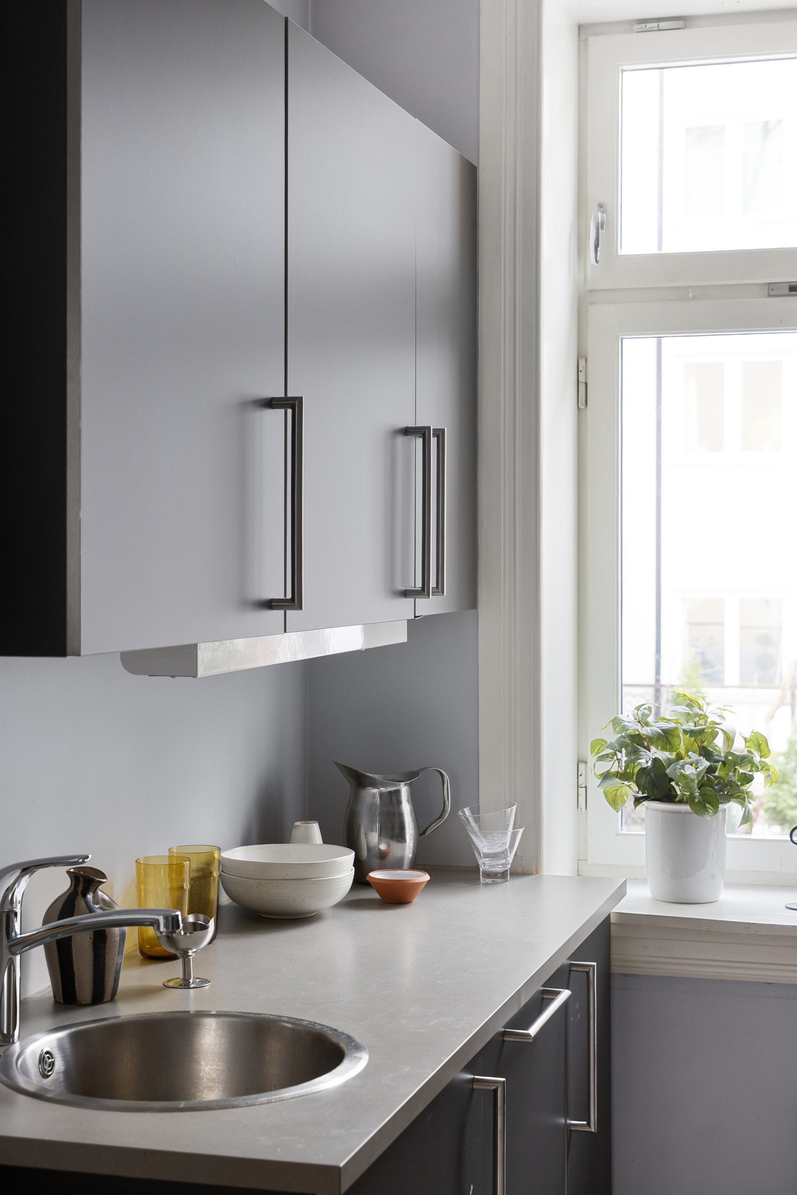 Innredning med kullfiltervifte over stekesonen og opplegg for vaskemaskin. Galleribilde